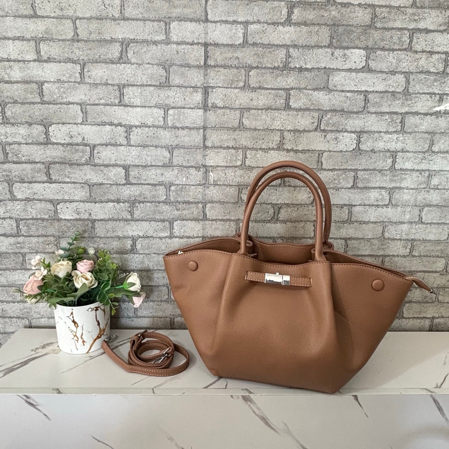 New stylish and minimalist tote bag