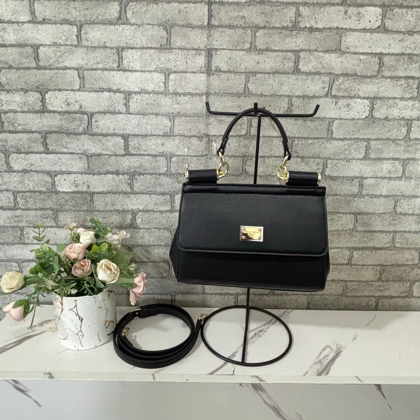 Stylish and versatile commuter tote bag