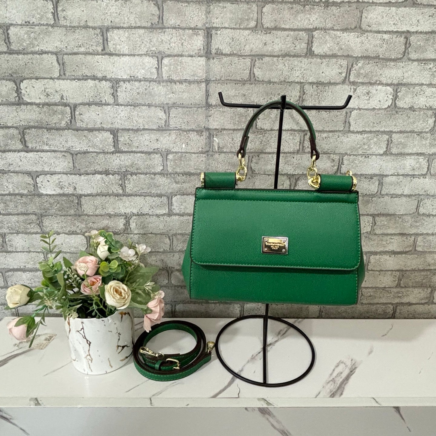 Stylish and versatile commuter tote bag