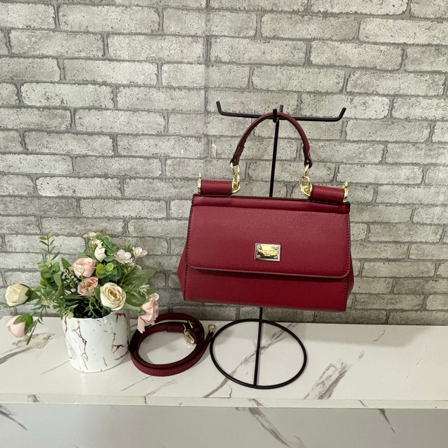 Stylish and versatile commuter tote bag