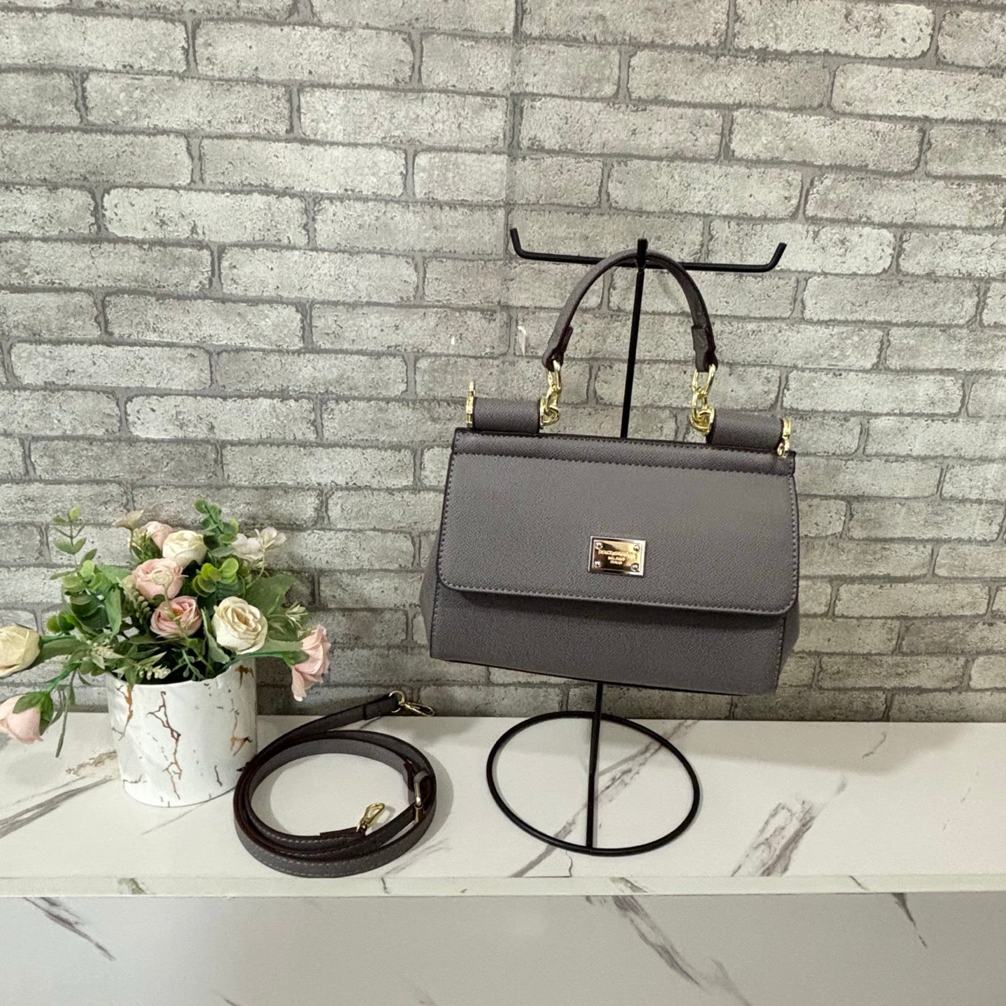 Stylish and versatile commuter tote bag