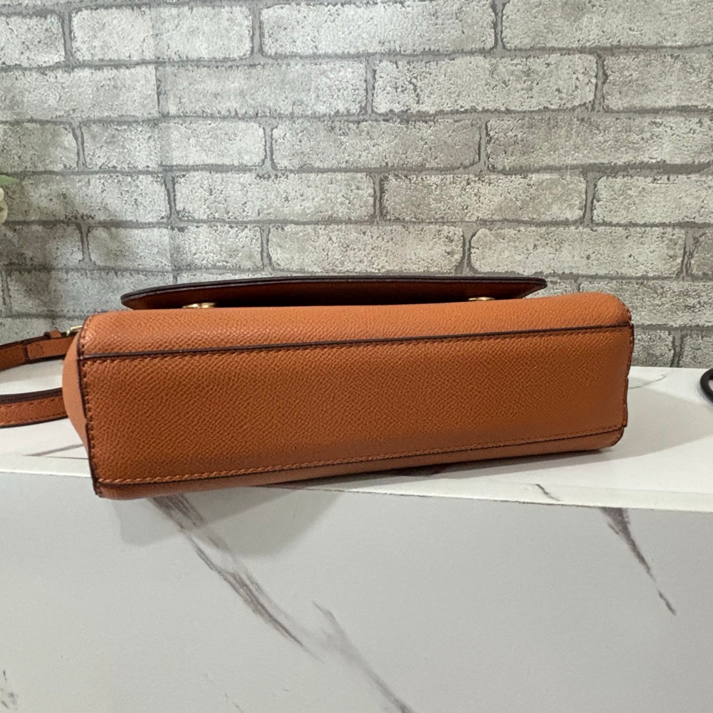 Stylish and versatile commuter tote bag
