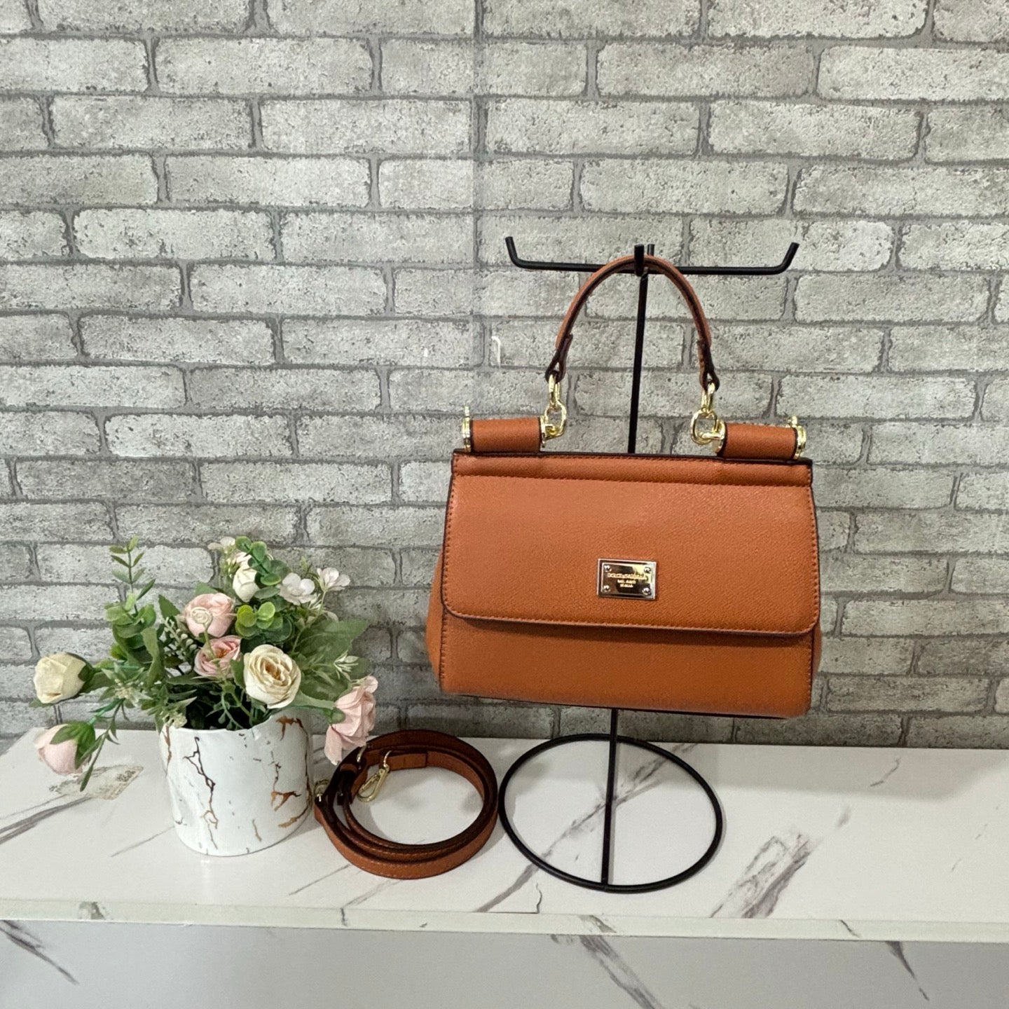 Stylish and versatile commuter tote bag