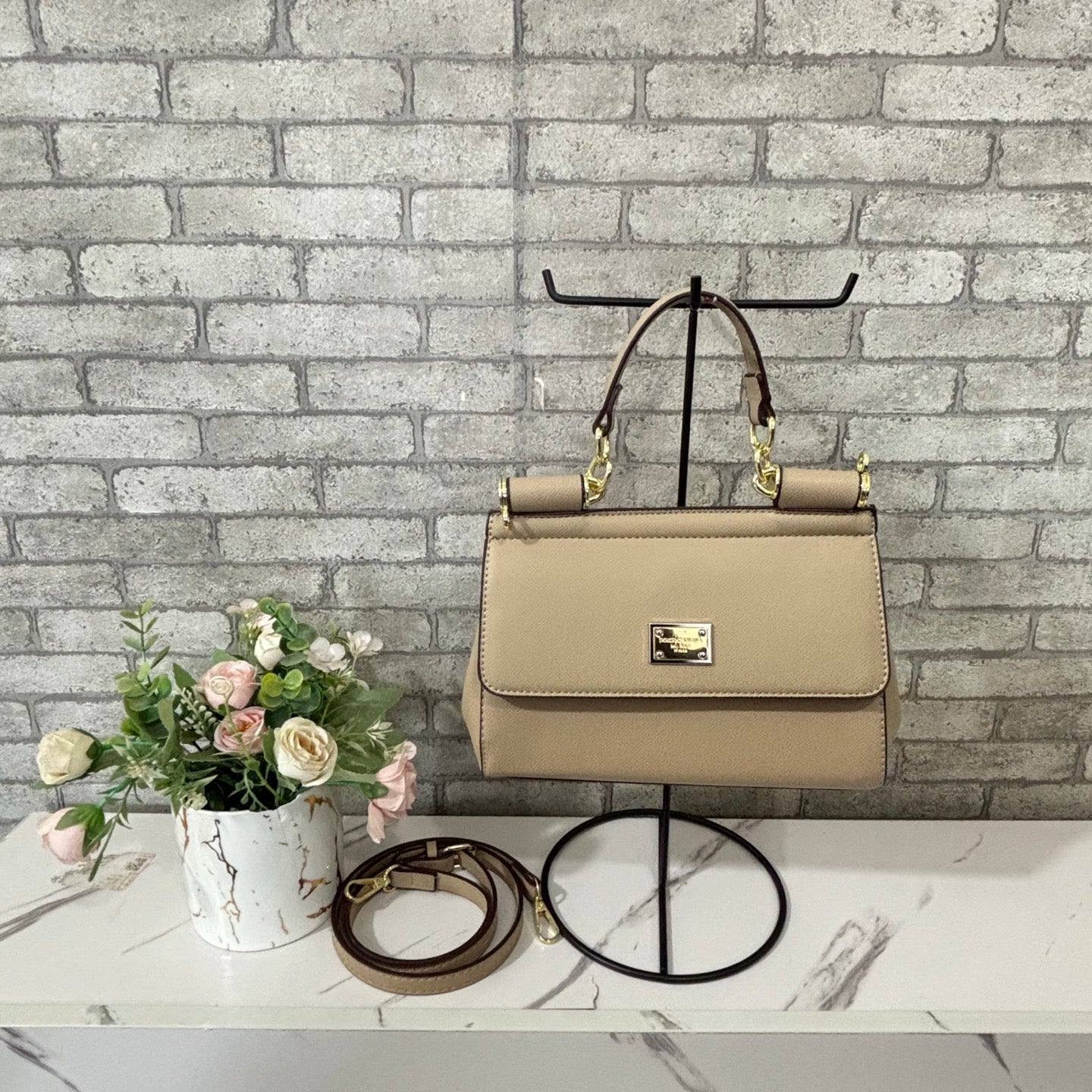 Stylish and versatile commuter tote bag