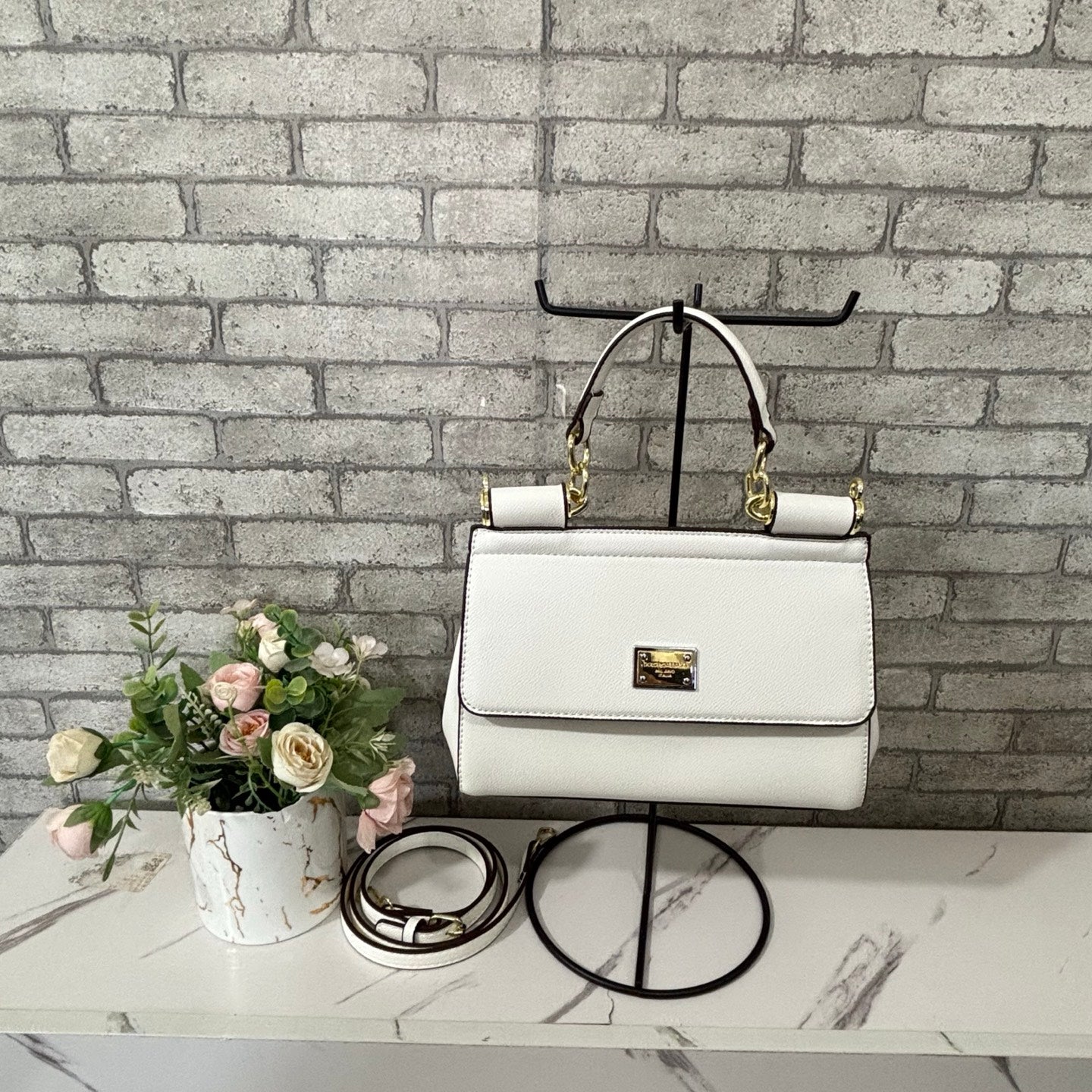 Stylish and versatile commuter tote bag