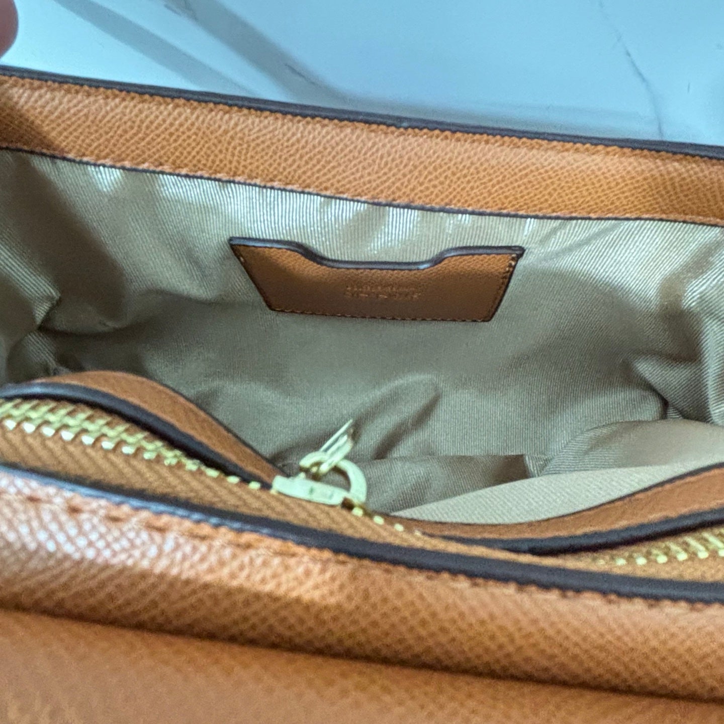Stylish and versatile commuter tote bag