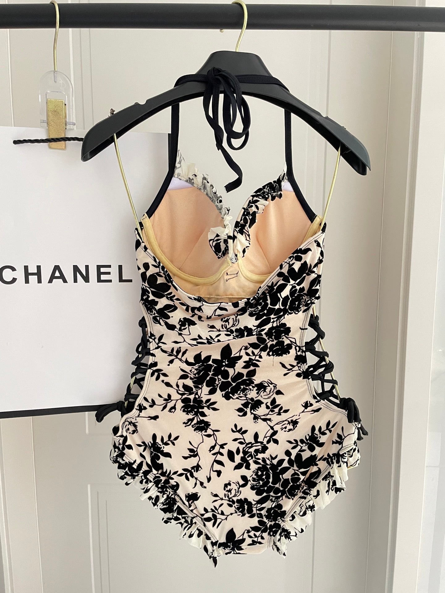 Backless one-piece swimsuit