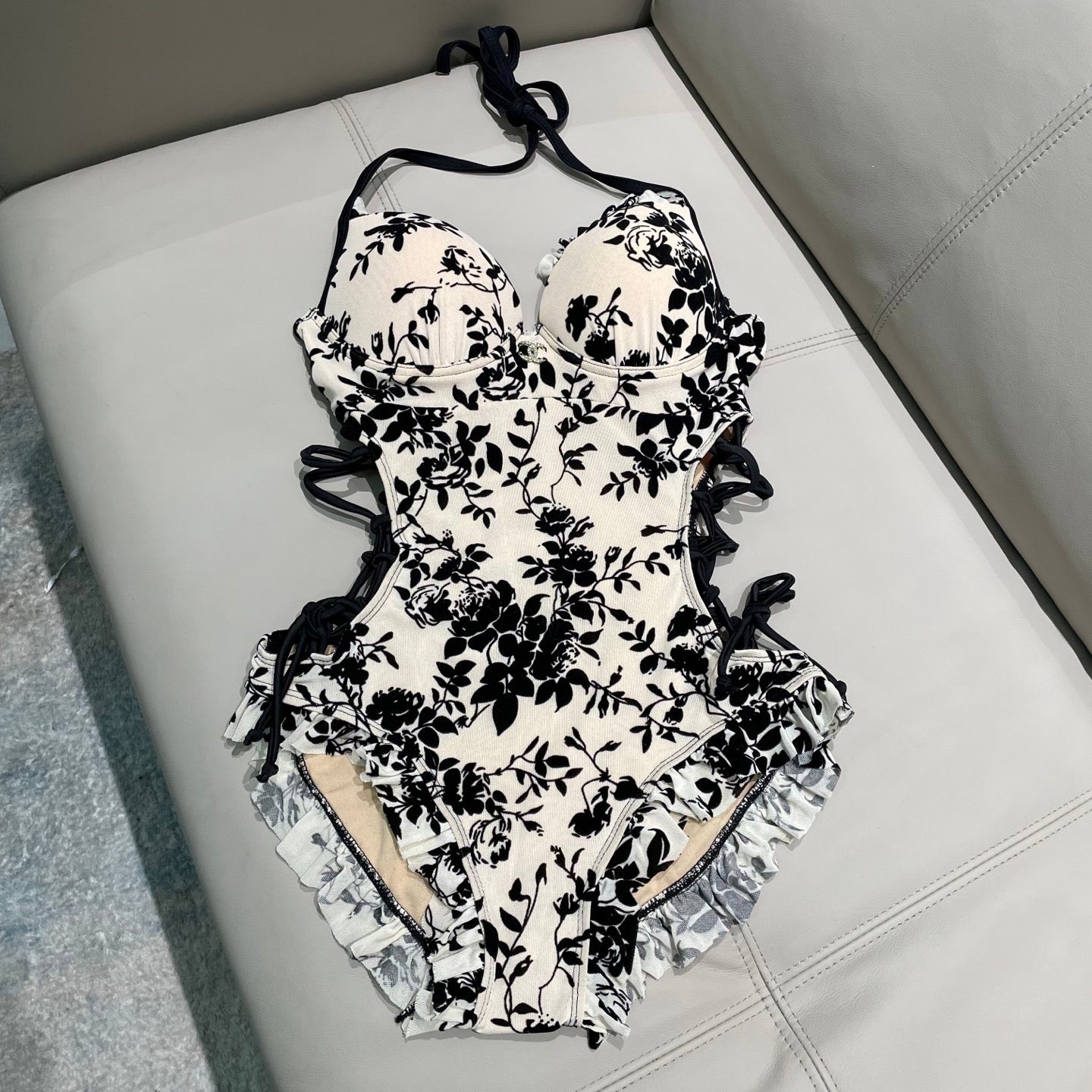 Backless one-piece swimsuit