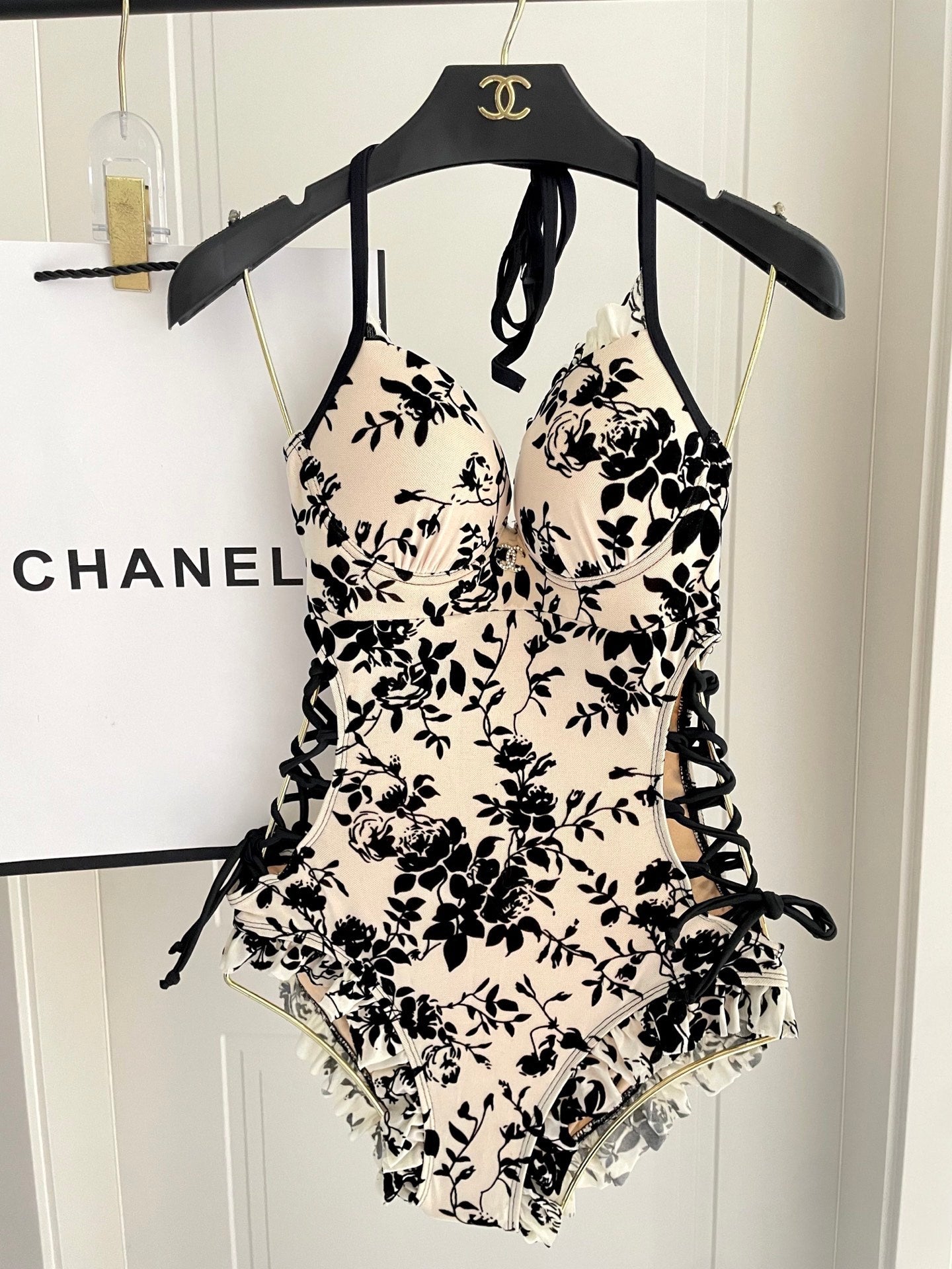 Backless one-piece swimsuit