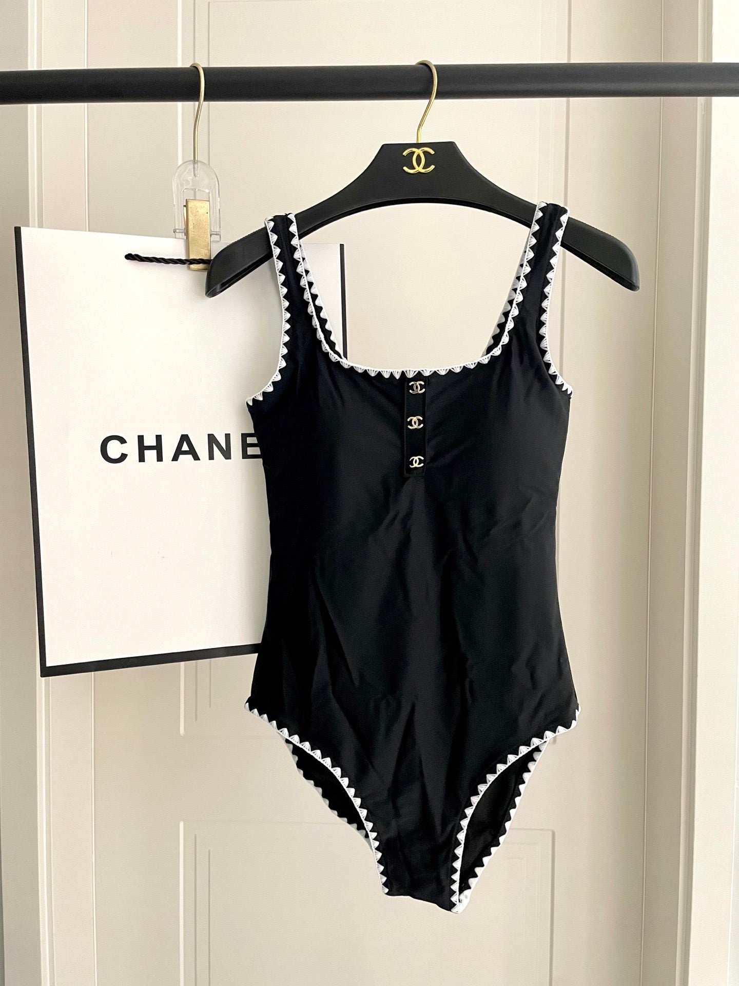 Backless one-piece swimsuit