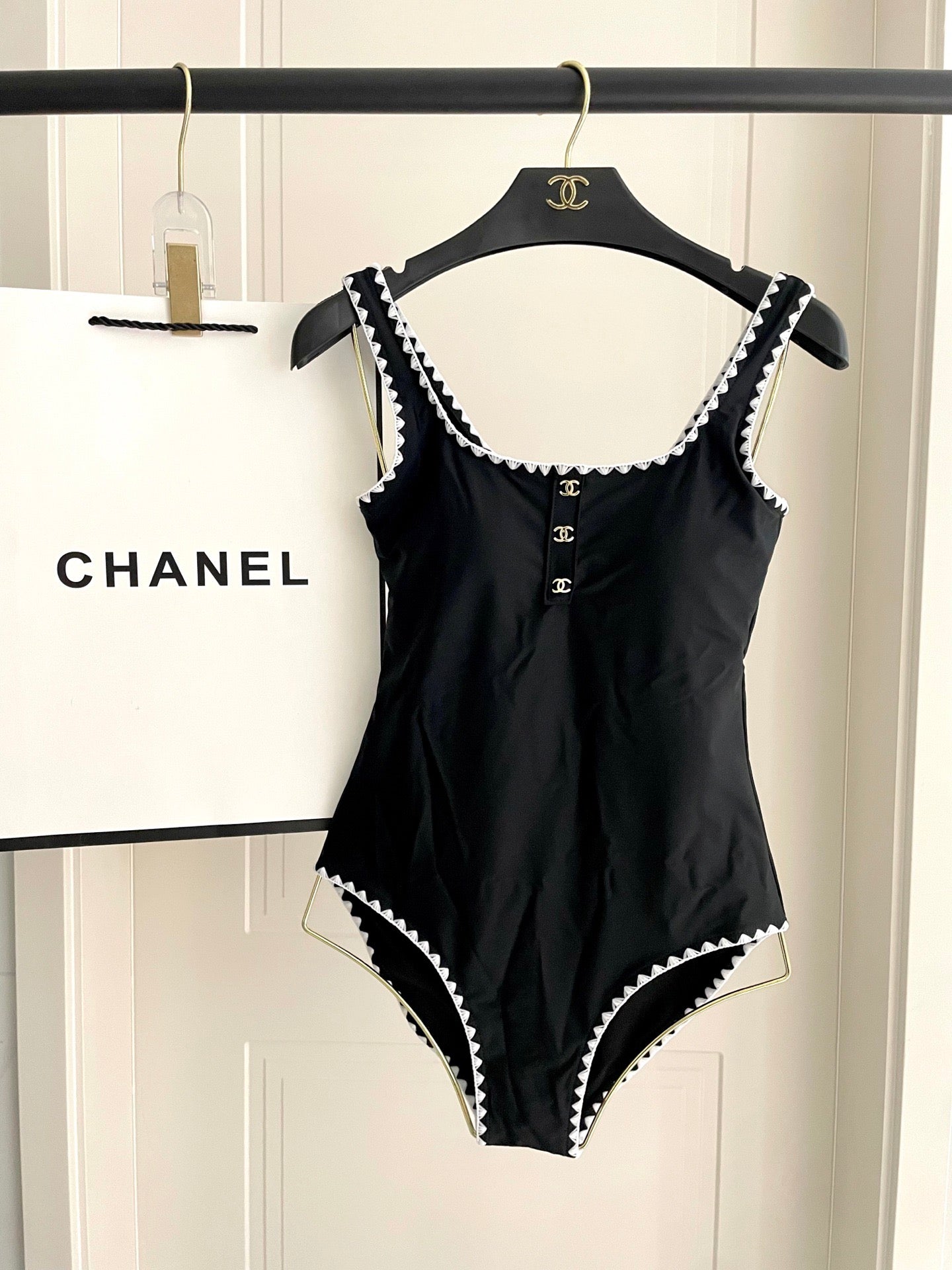 Backless one-piece swimsuit