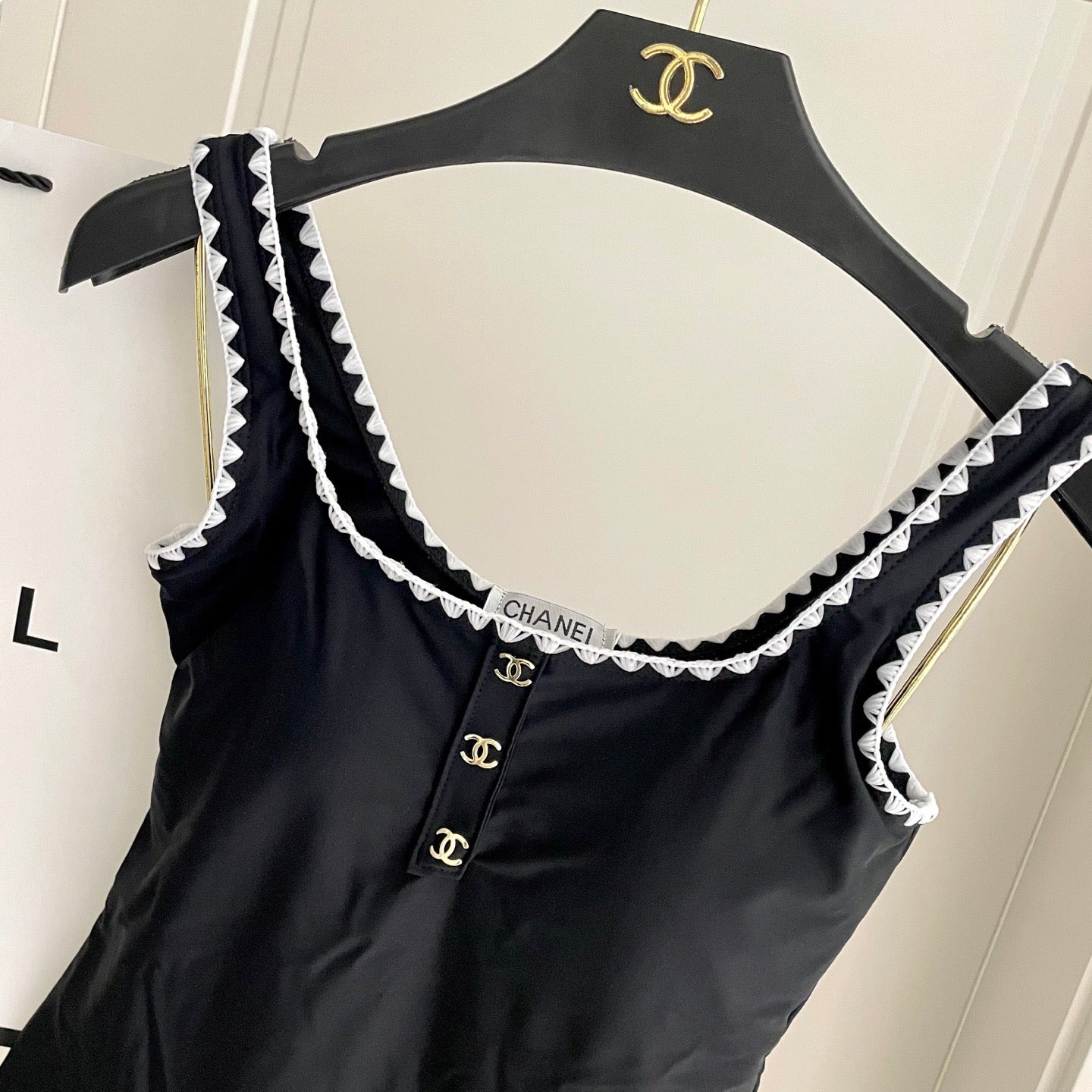 Backless one-piece swimsuit