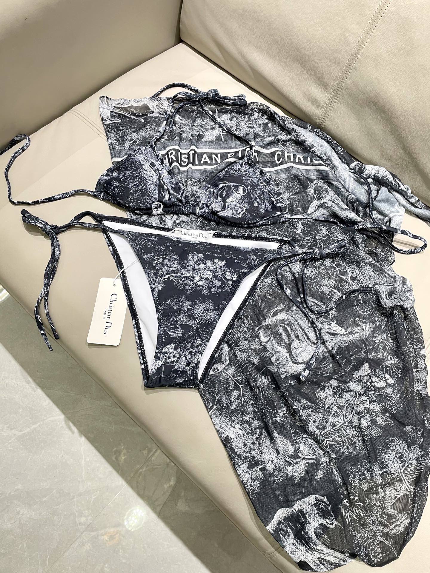 New three-piece set with animal print