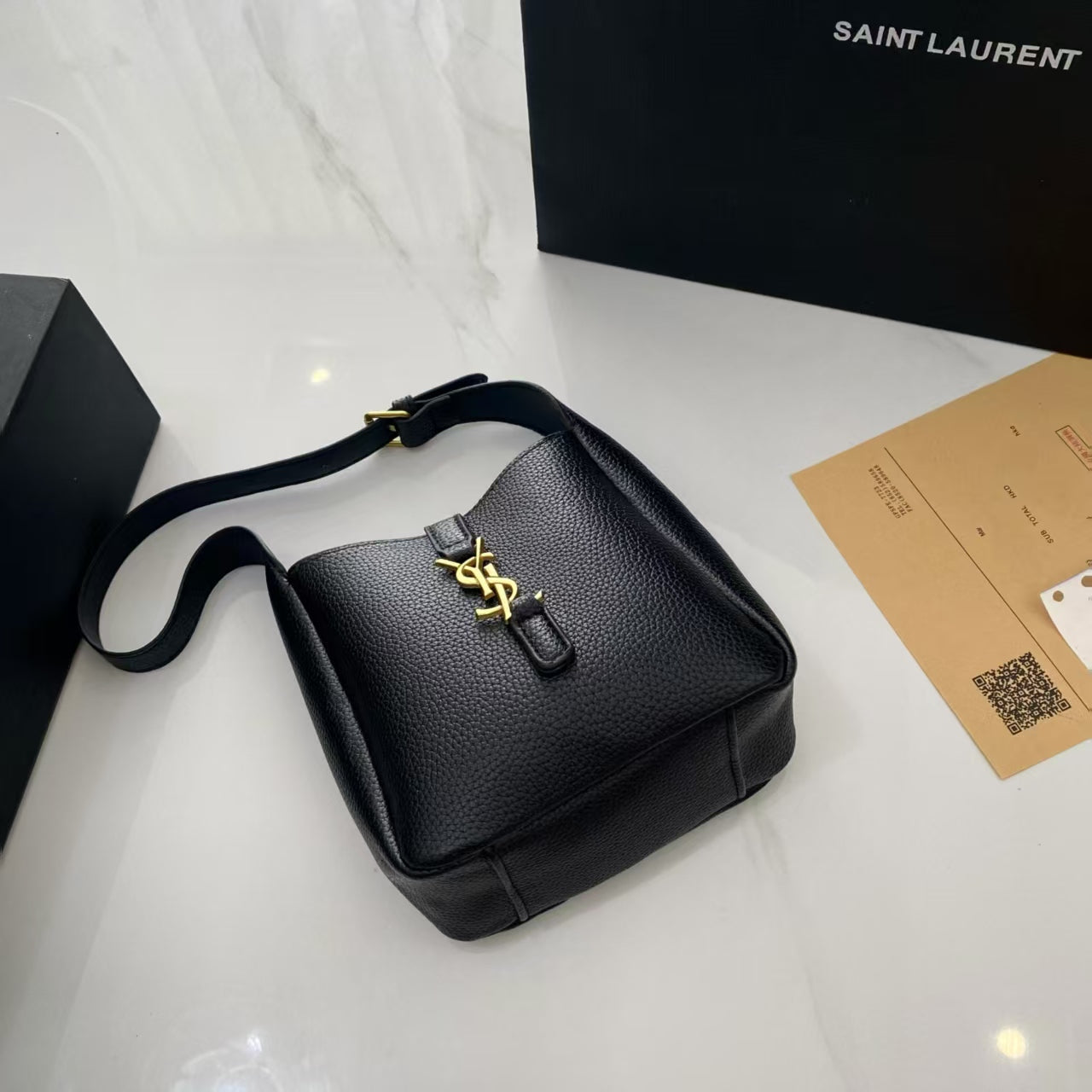 Stylish and simple bucket bag