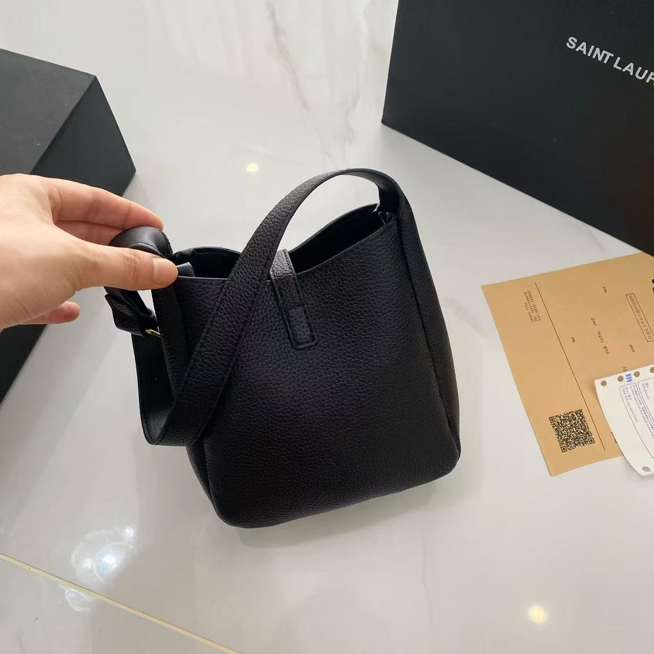Stylish and simple bucket bag