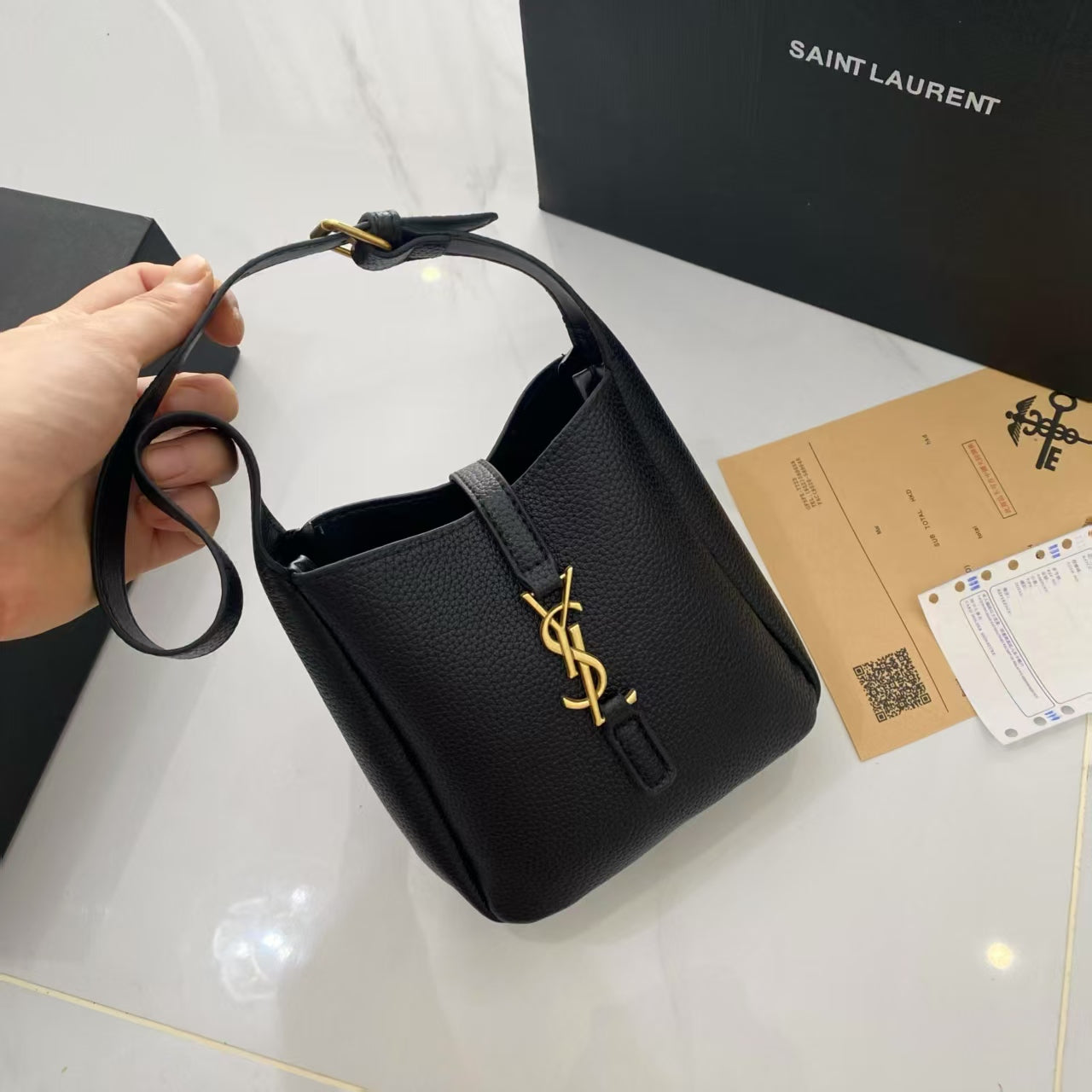 Stylish and simple bucket bag