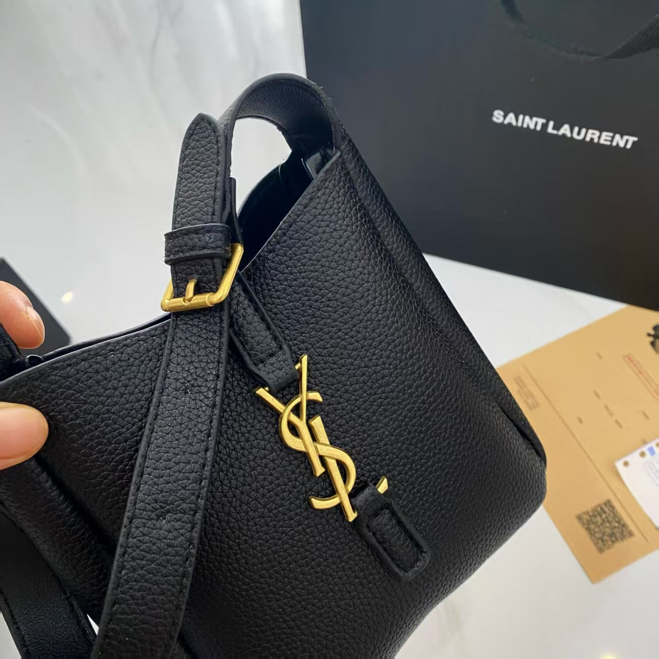 Stylish and simple bucket bag