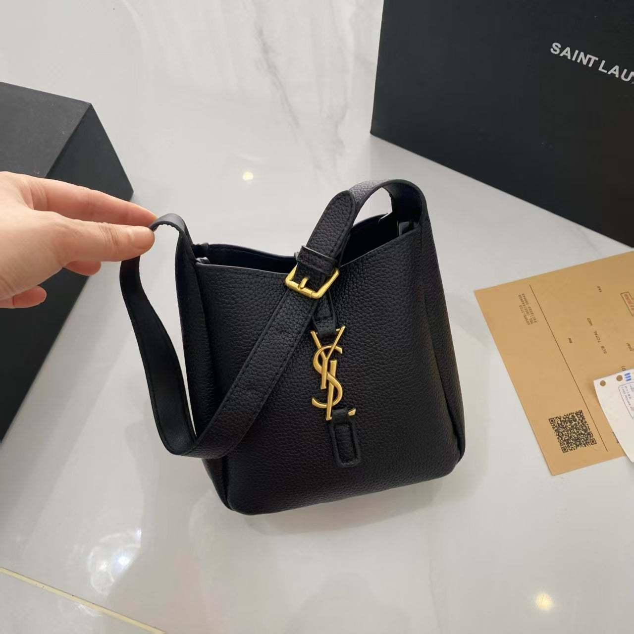 Stylish and simple bucket bag