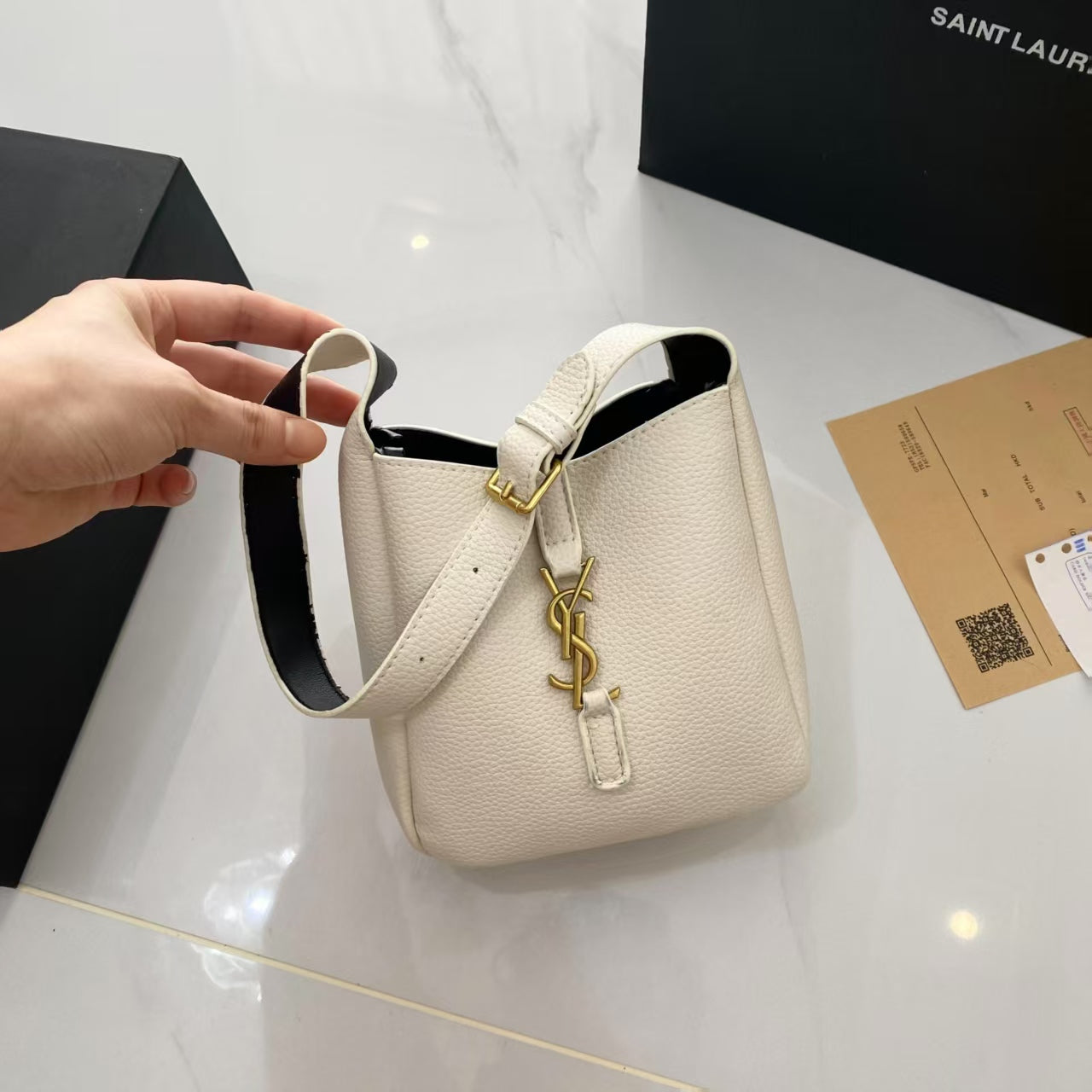 Stylish and simple bucket bag