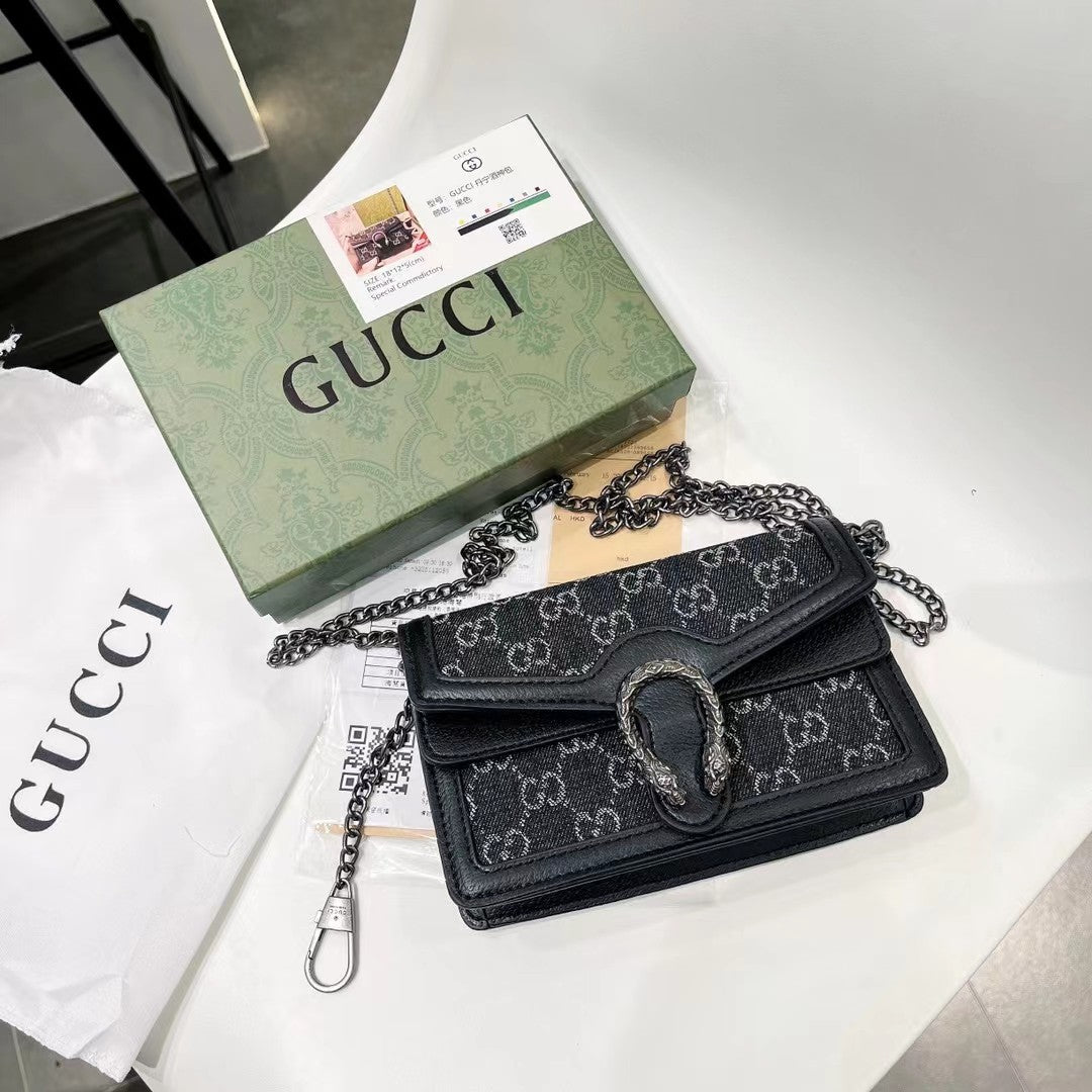 Classic and versatile Dionysus bag