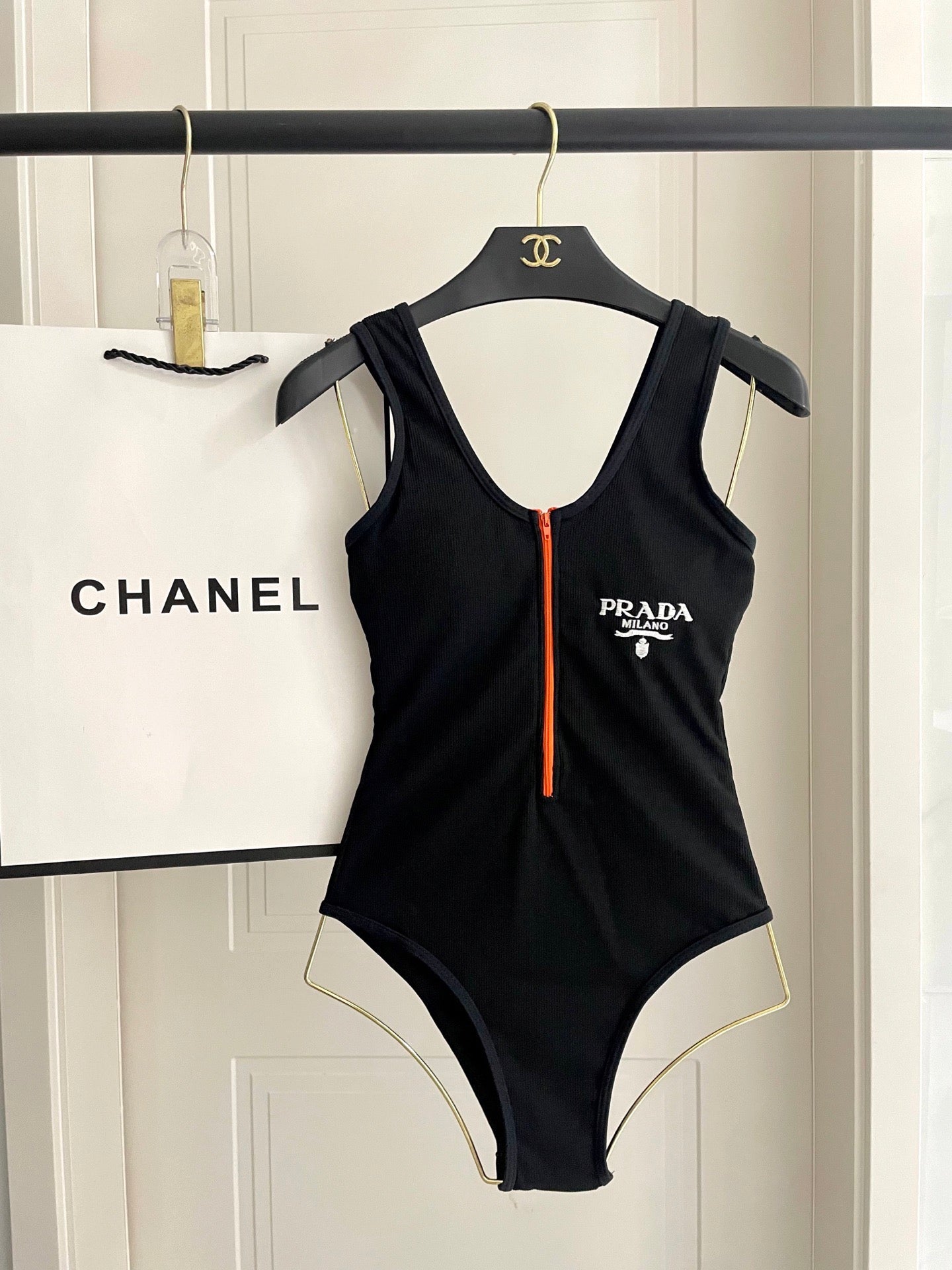 New backless one-piece swimsuit