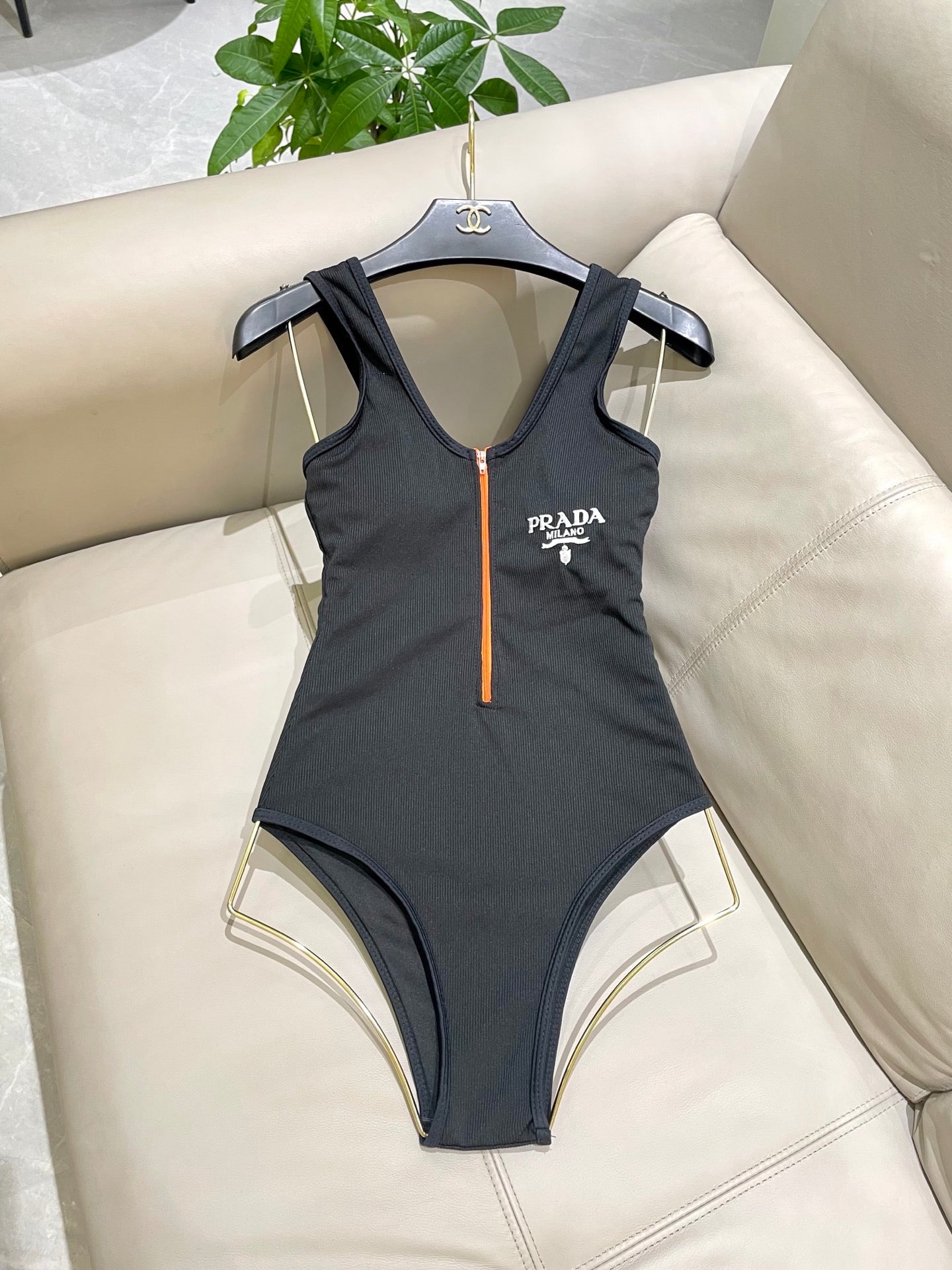 New backless one-piece swimsuit