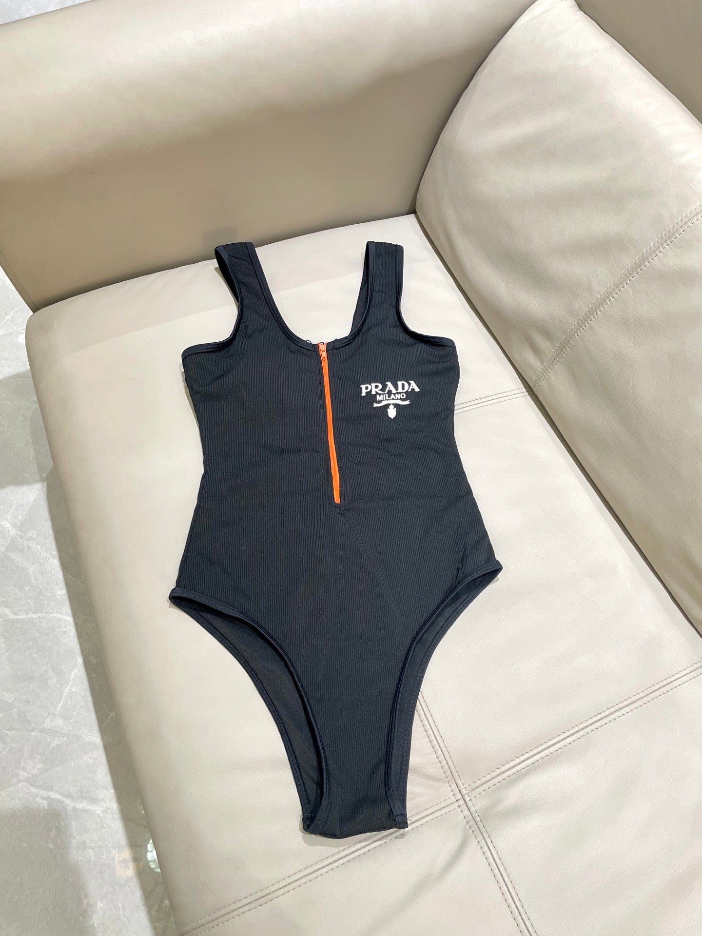 New backless one-piece swimsuit