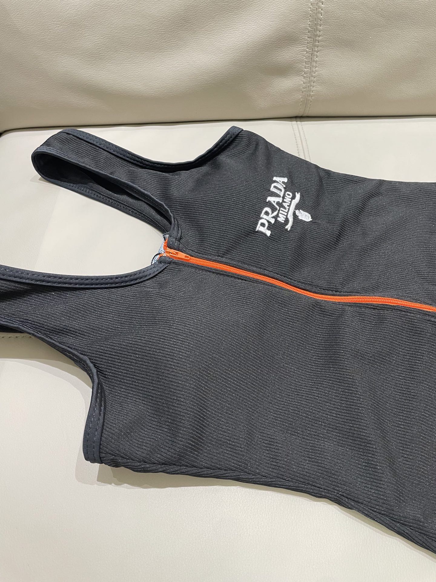 New backless one-piece swimsuit