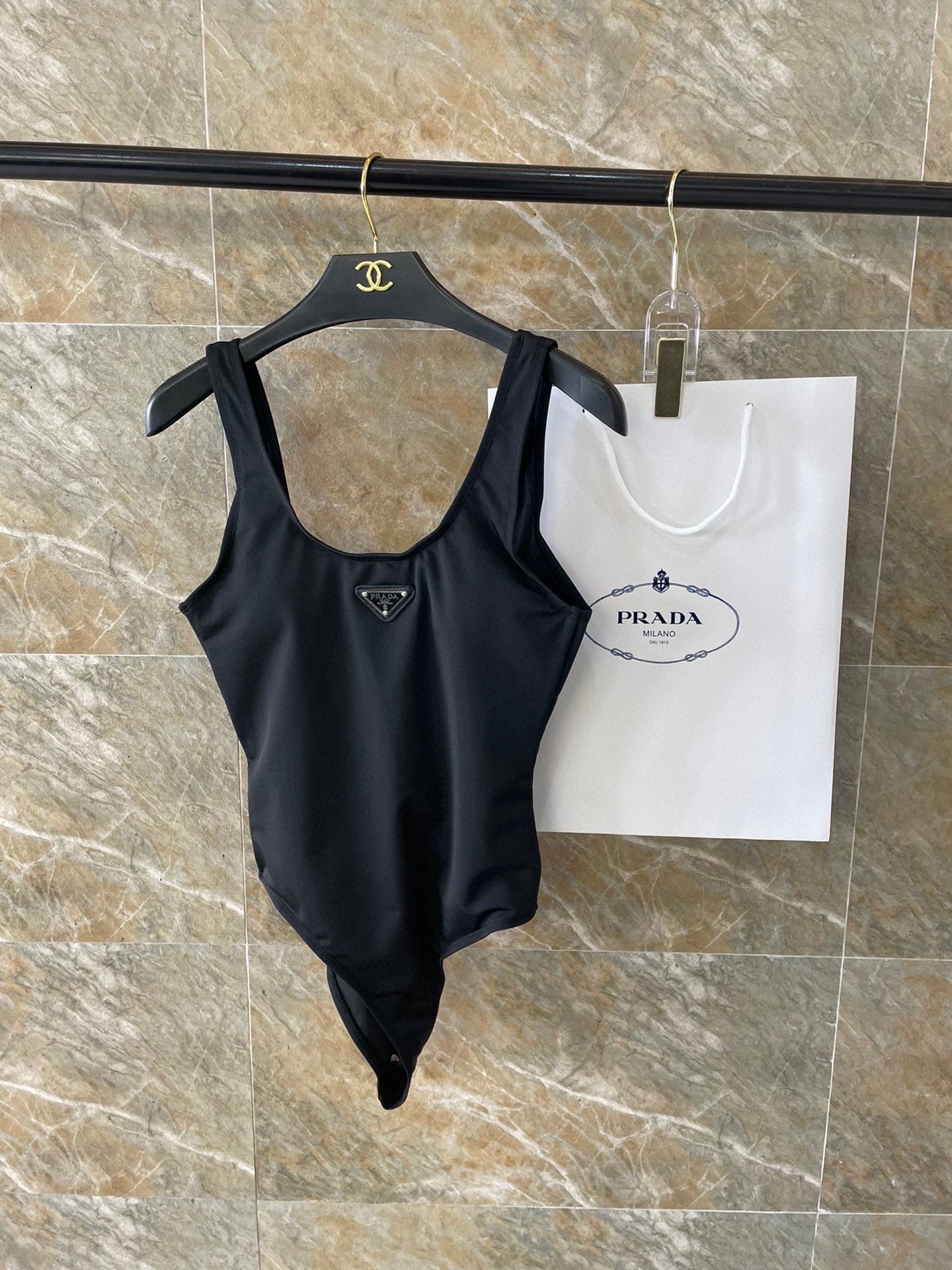 New backless one-piece swimsuit