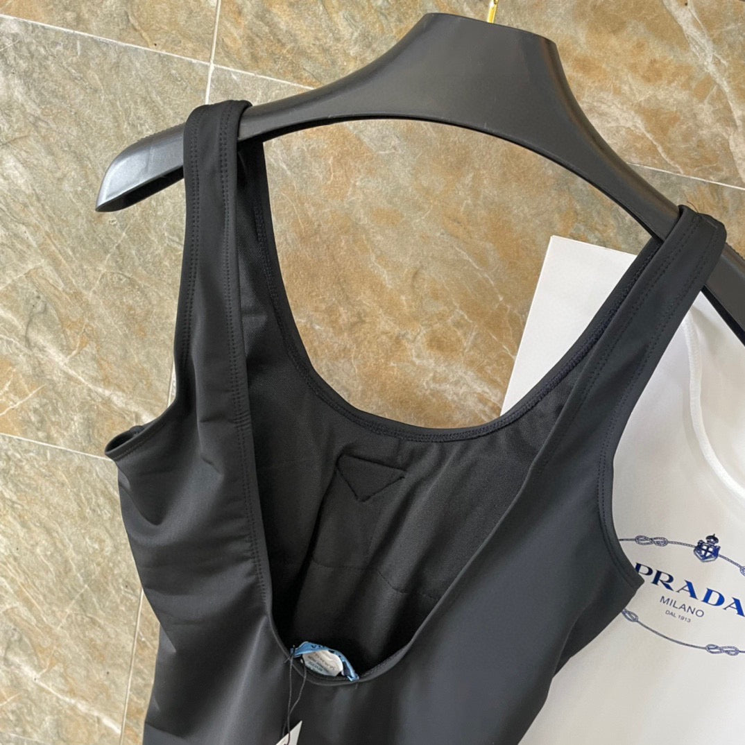 New backless one-piece swimsuit
