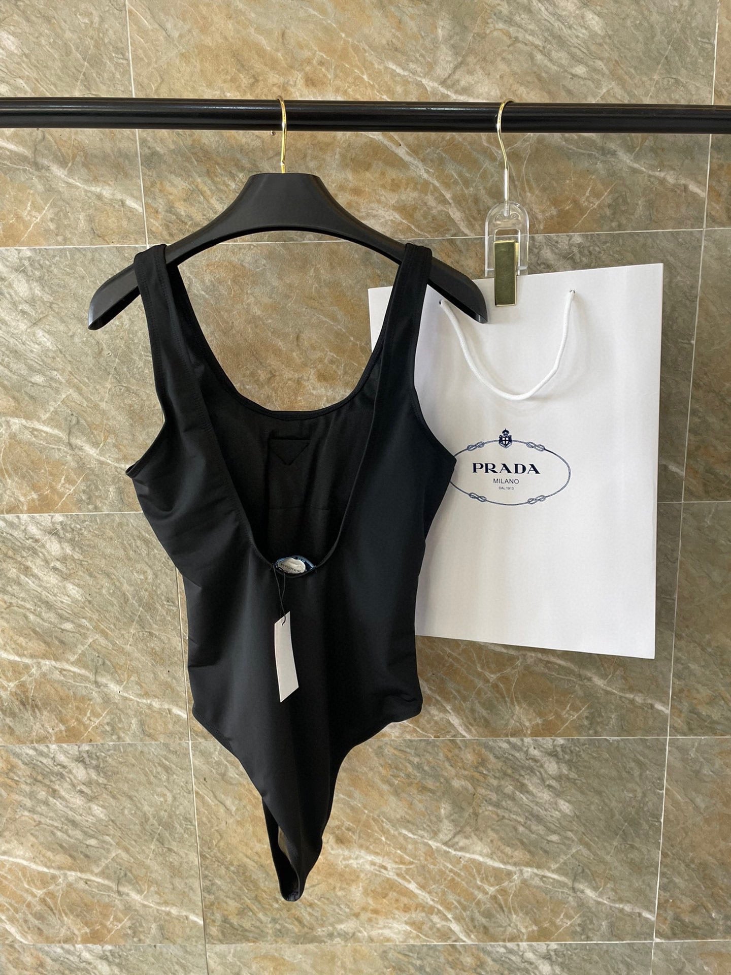 New backless one-piece swimsuit