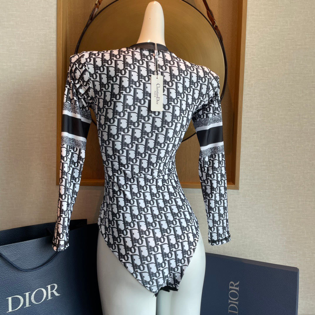 Long-sleeved one-piece sun protection swimsuit