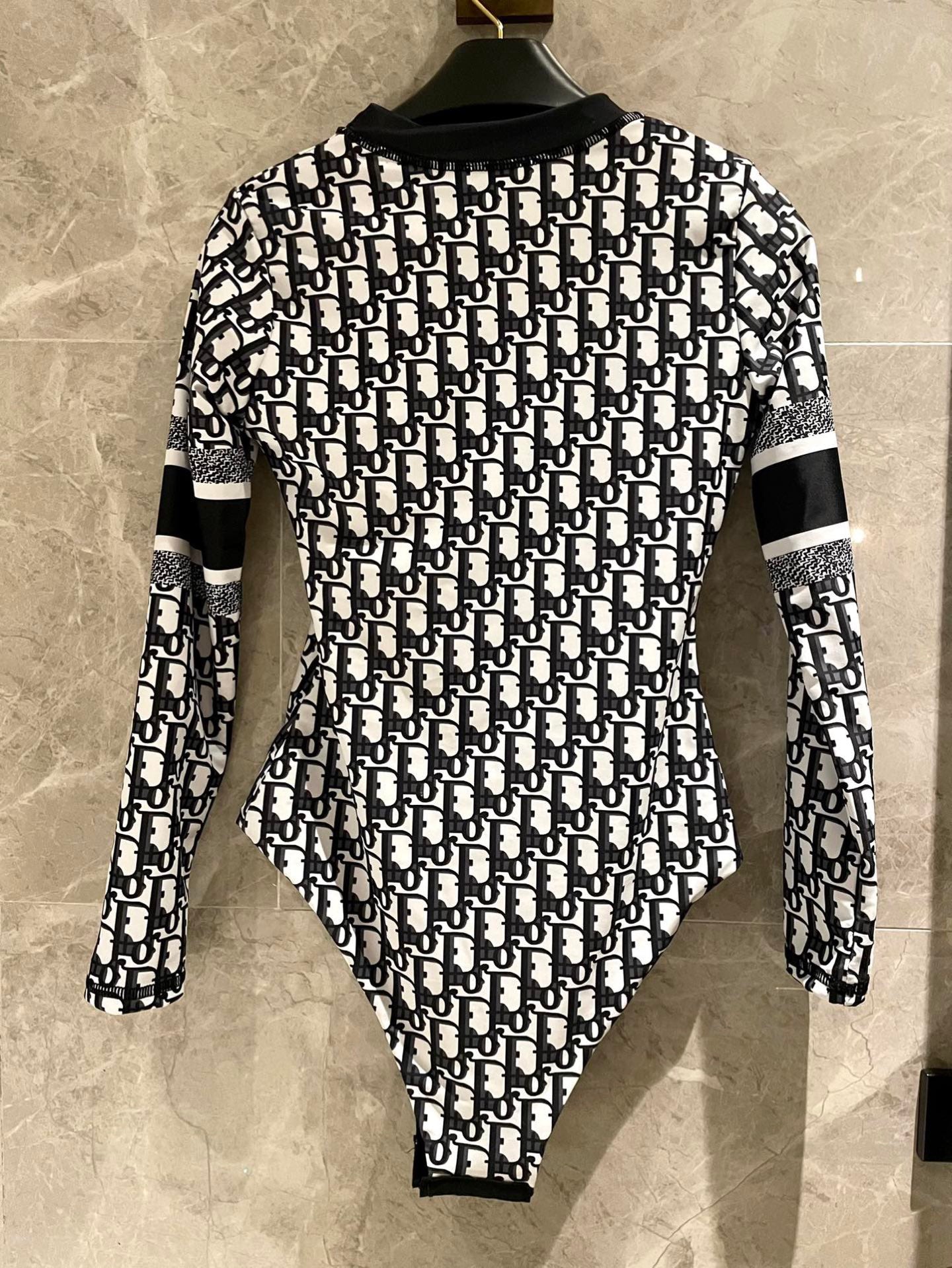 Long-sleeved one-piece sun protection swimsuit