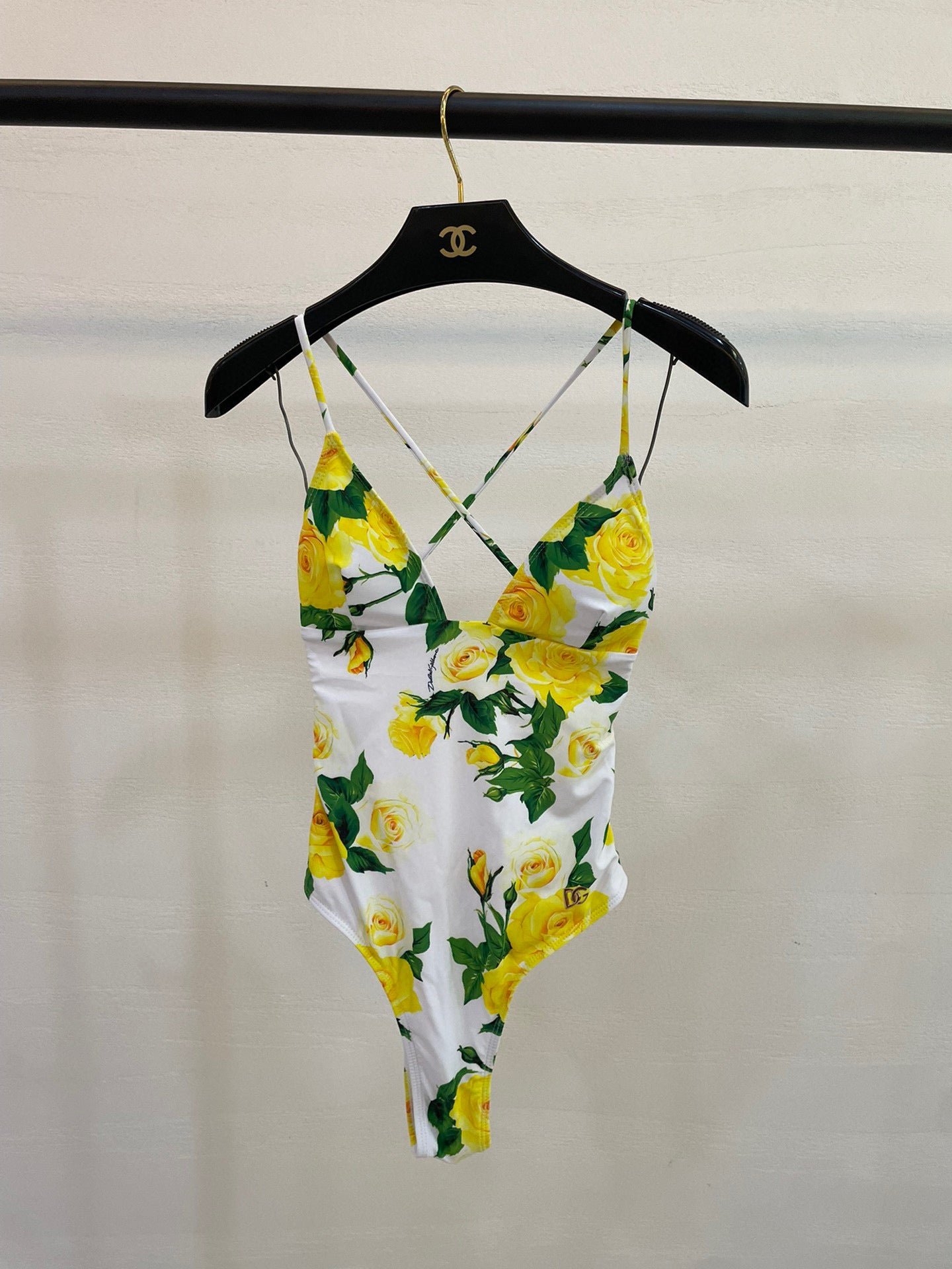 Simple and stylish one-piece swimsuit