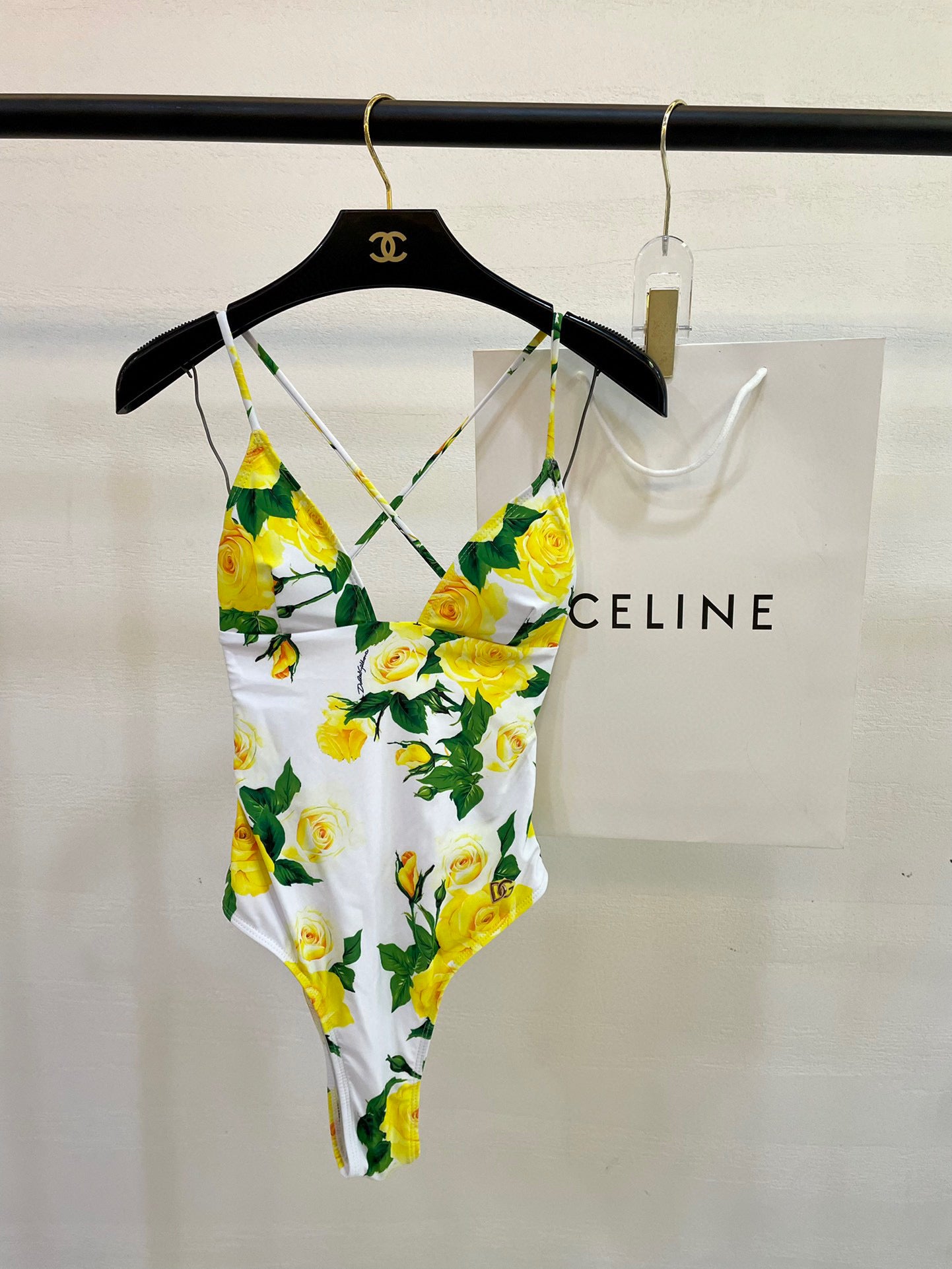Simple and stylish one-piece swimsuit