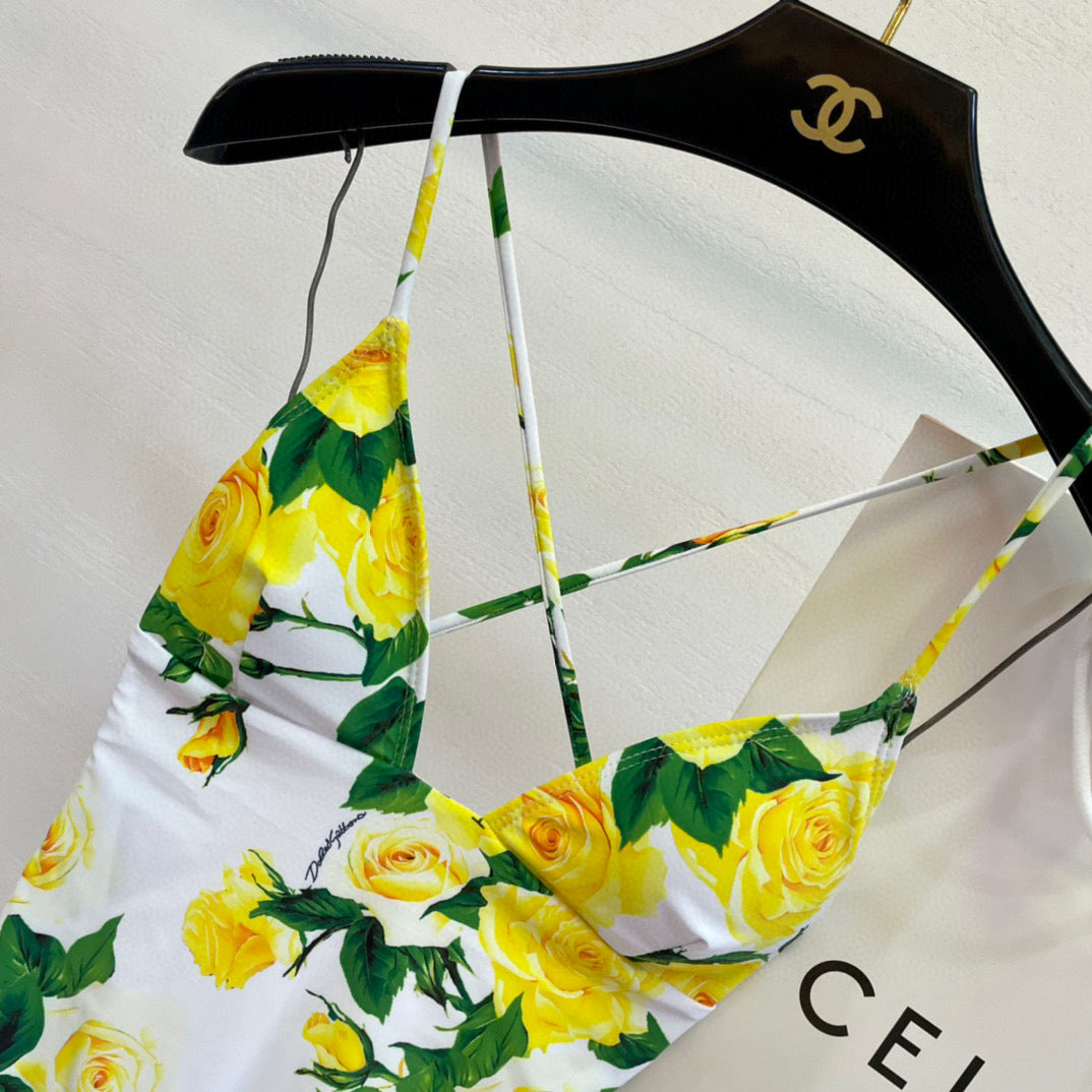 Simple and stylish one-piece swimsuit