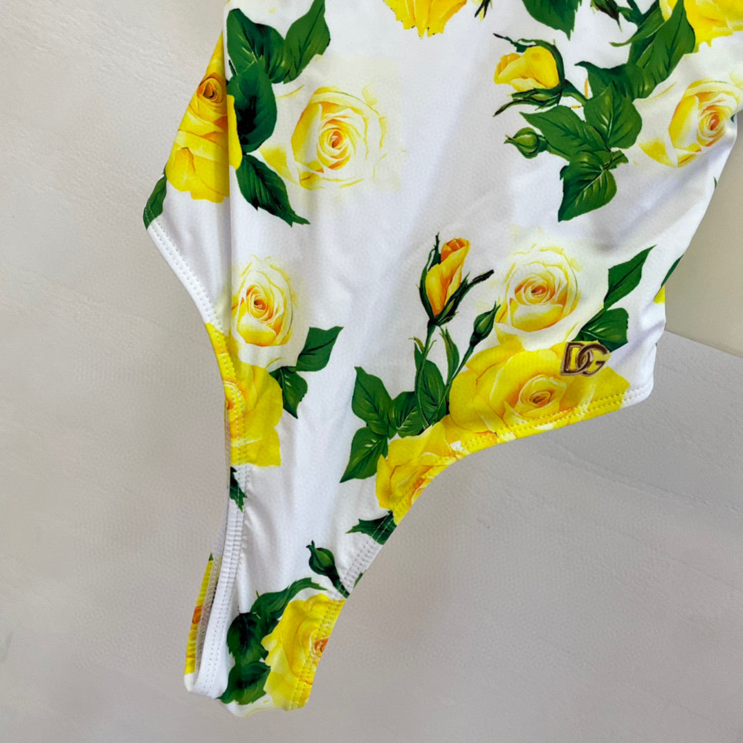Simple and stylish one-piece swimsuit