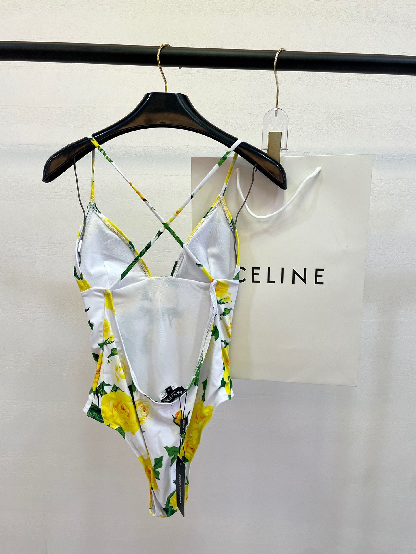Simple and stylish one-piece swimsuit