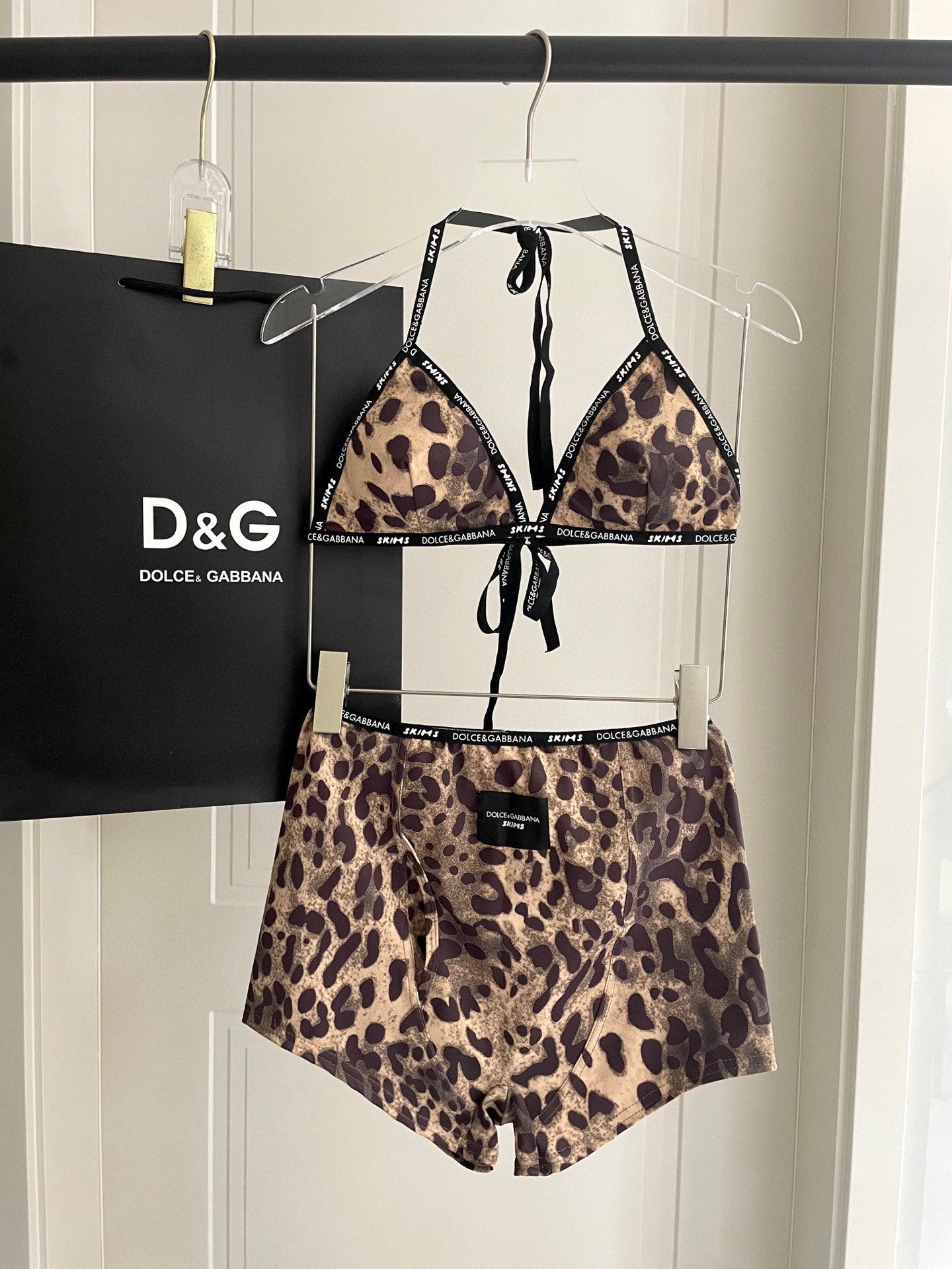 Fashionable leopard print swimsuit