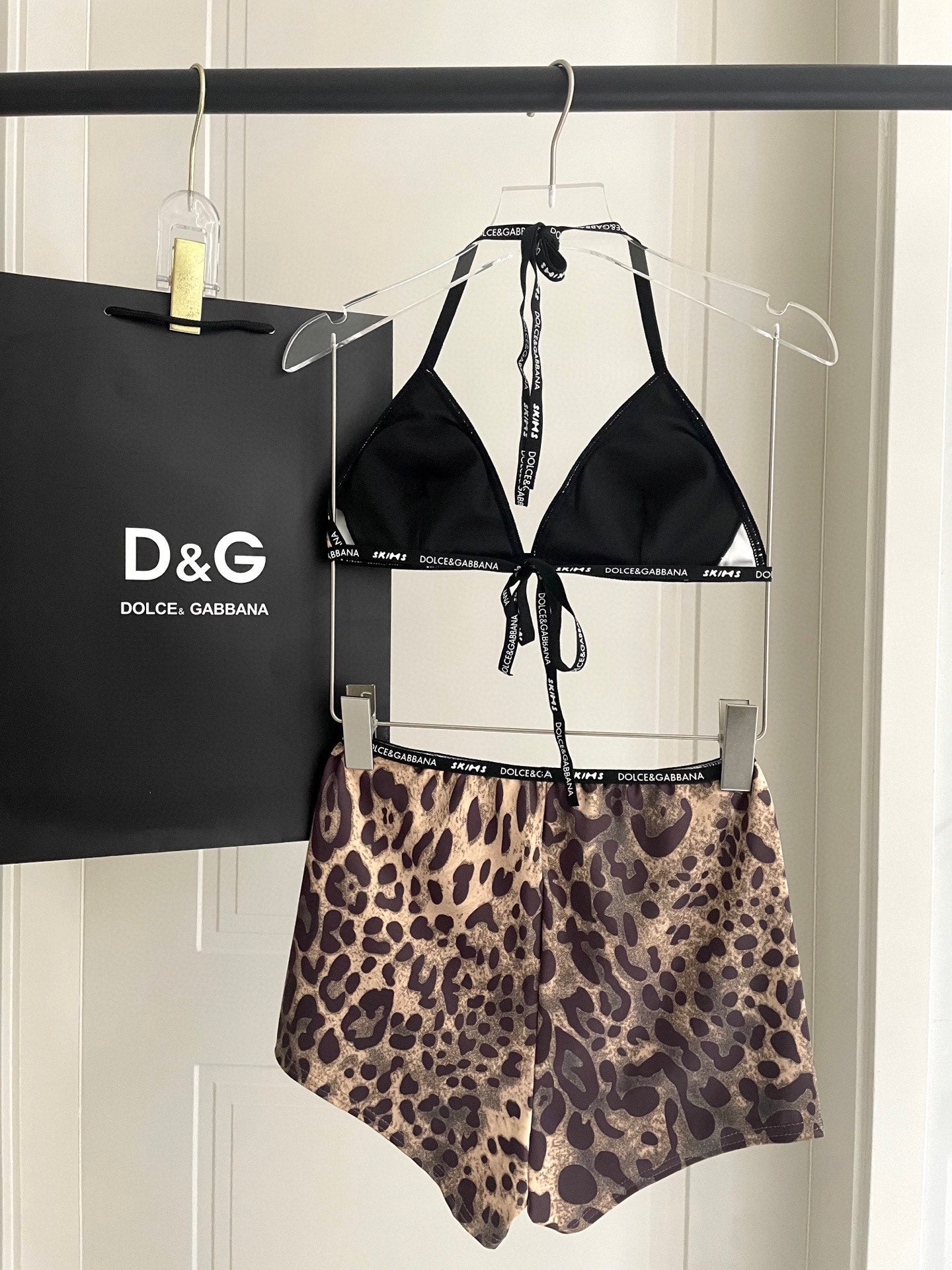 Fashionable leopard print swimsuit