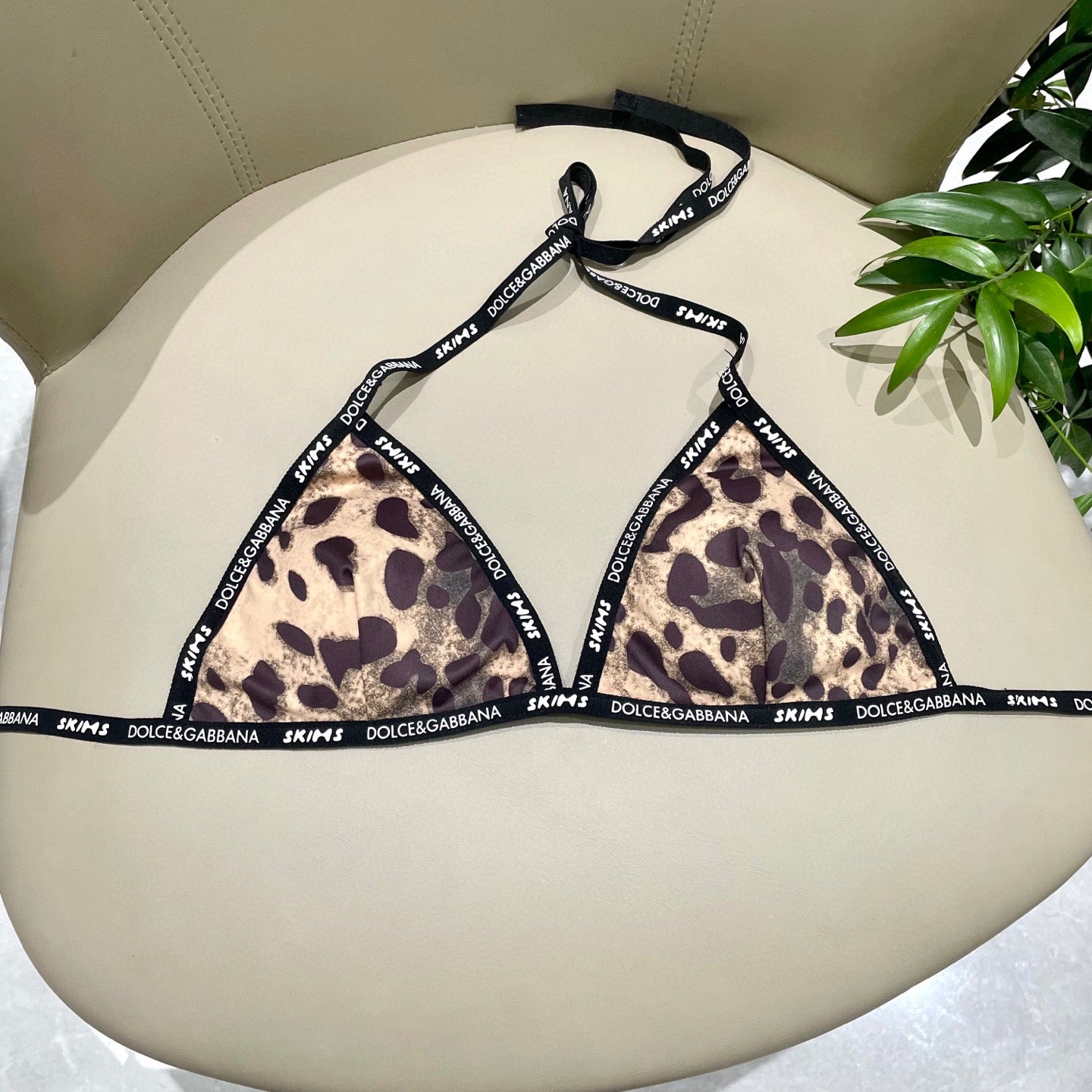 Fashionable leopard print swimsuit