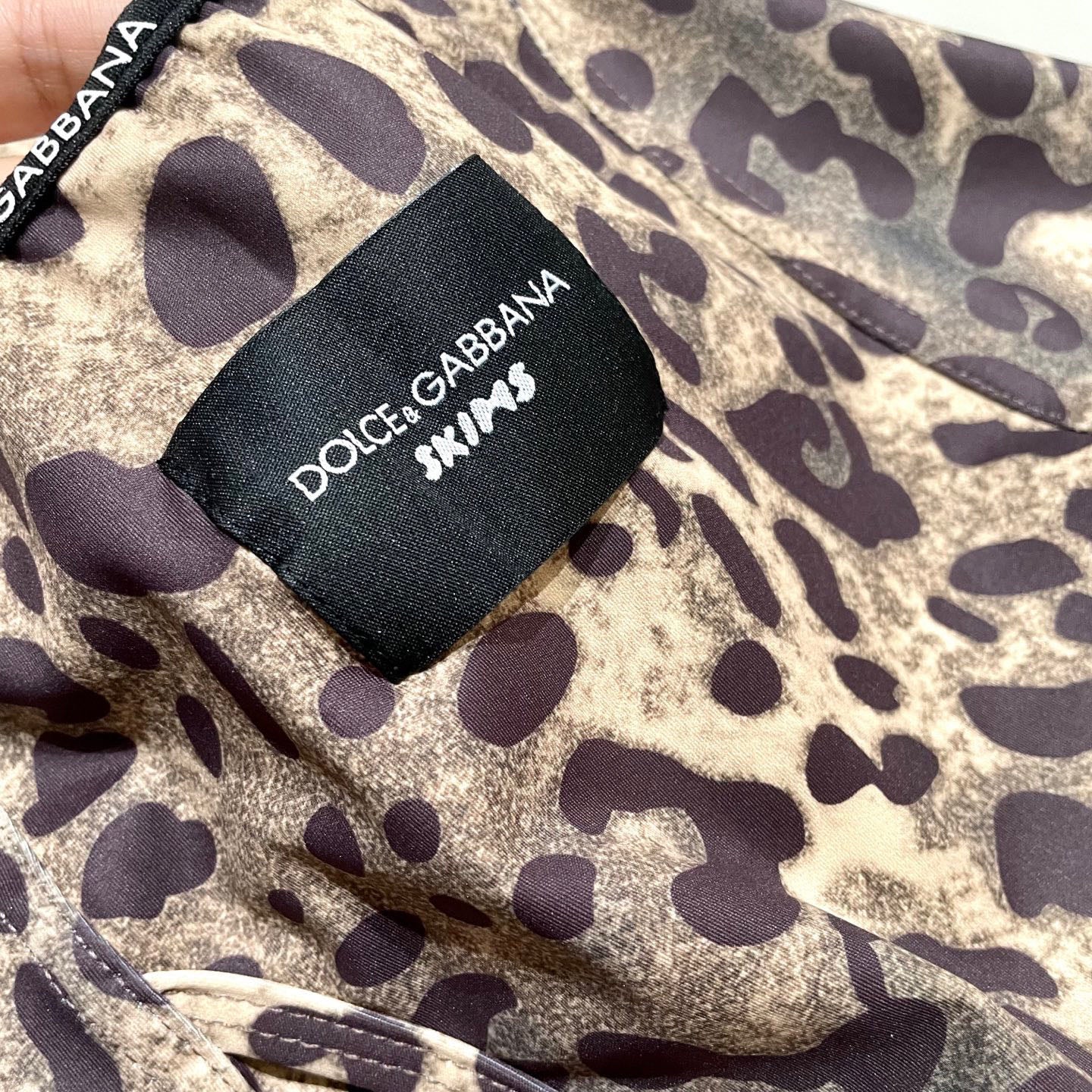 Fashionable leopard print swimsuit