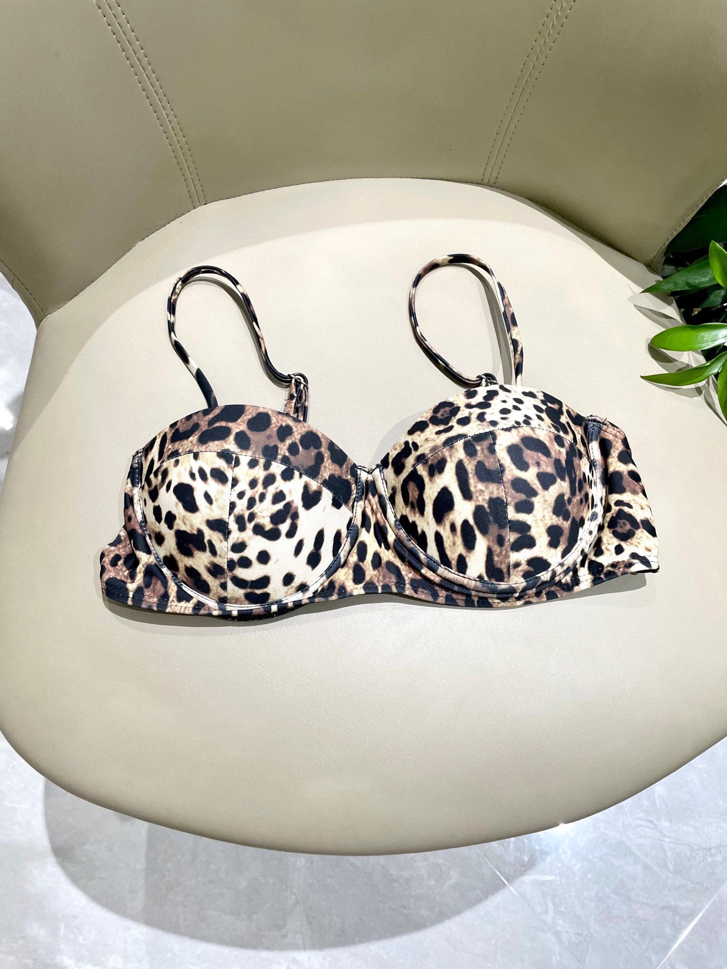 Fashionable leopard print swimsuit