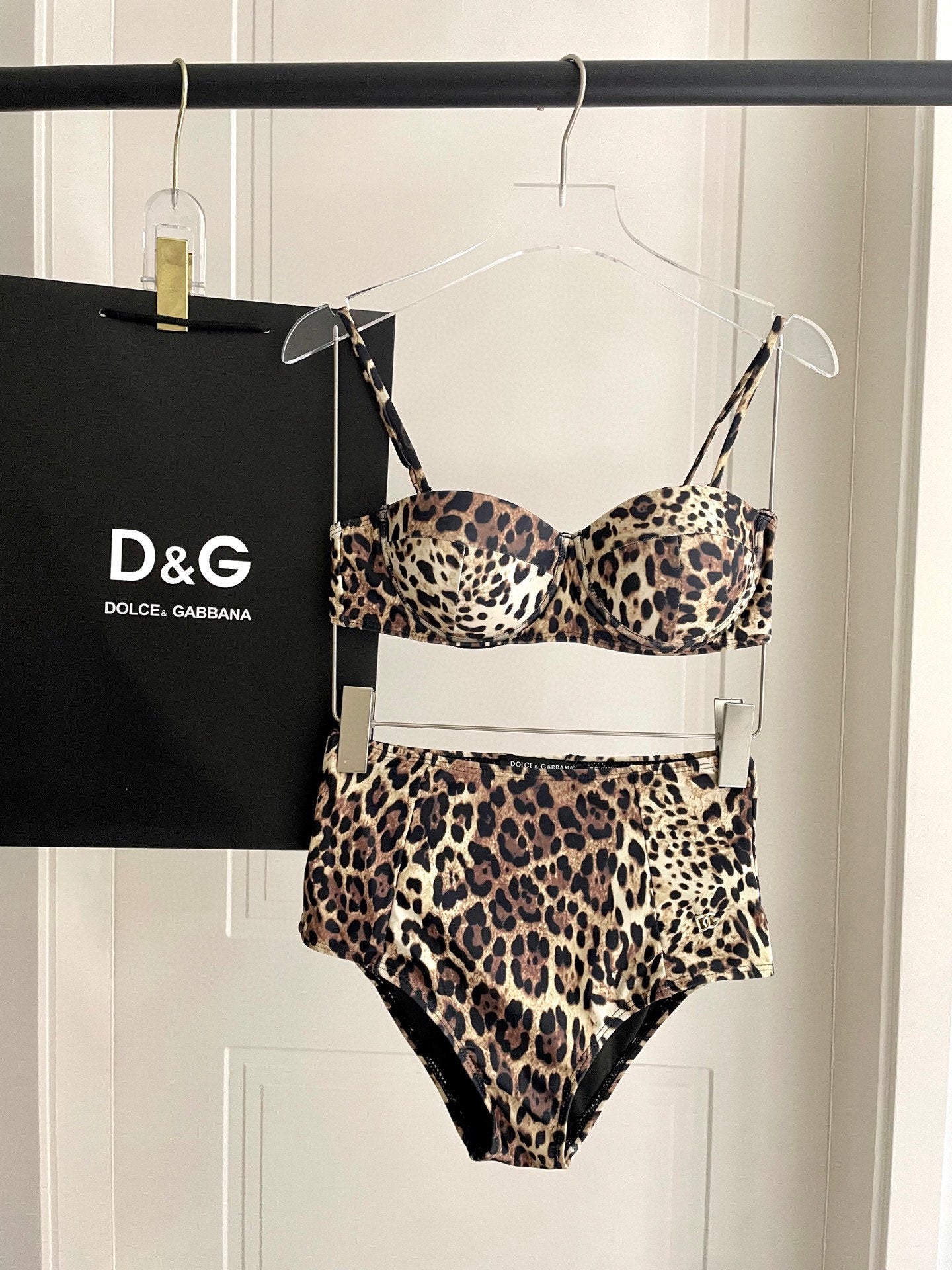 Fashionable leopard print swimsuit