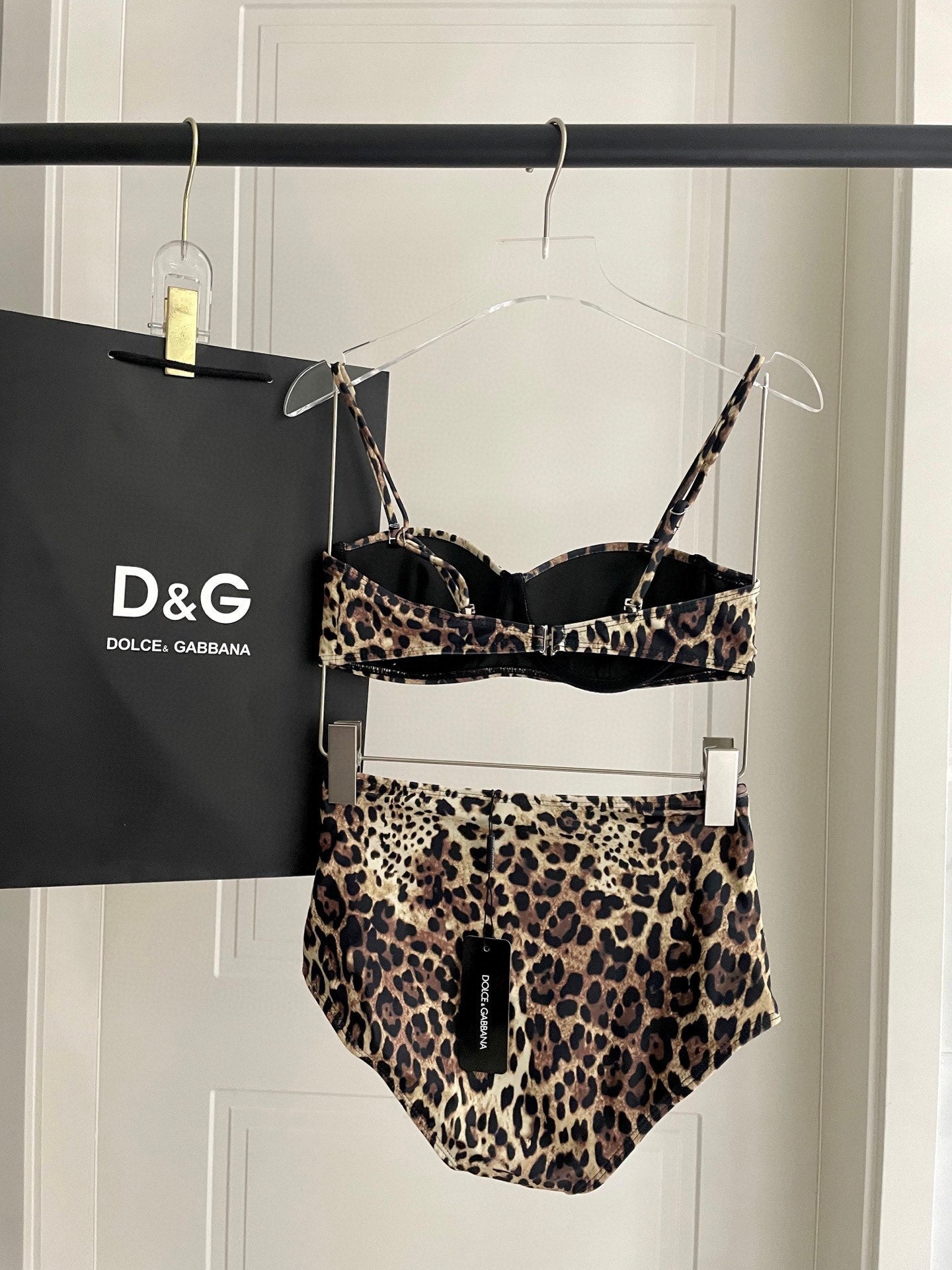 Fashionable leopard print swimsuit
