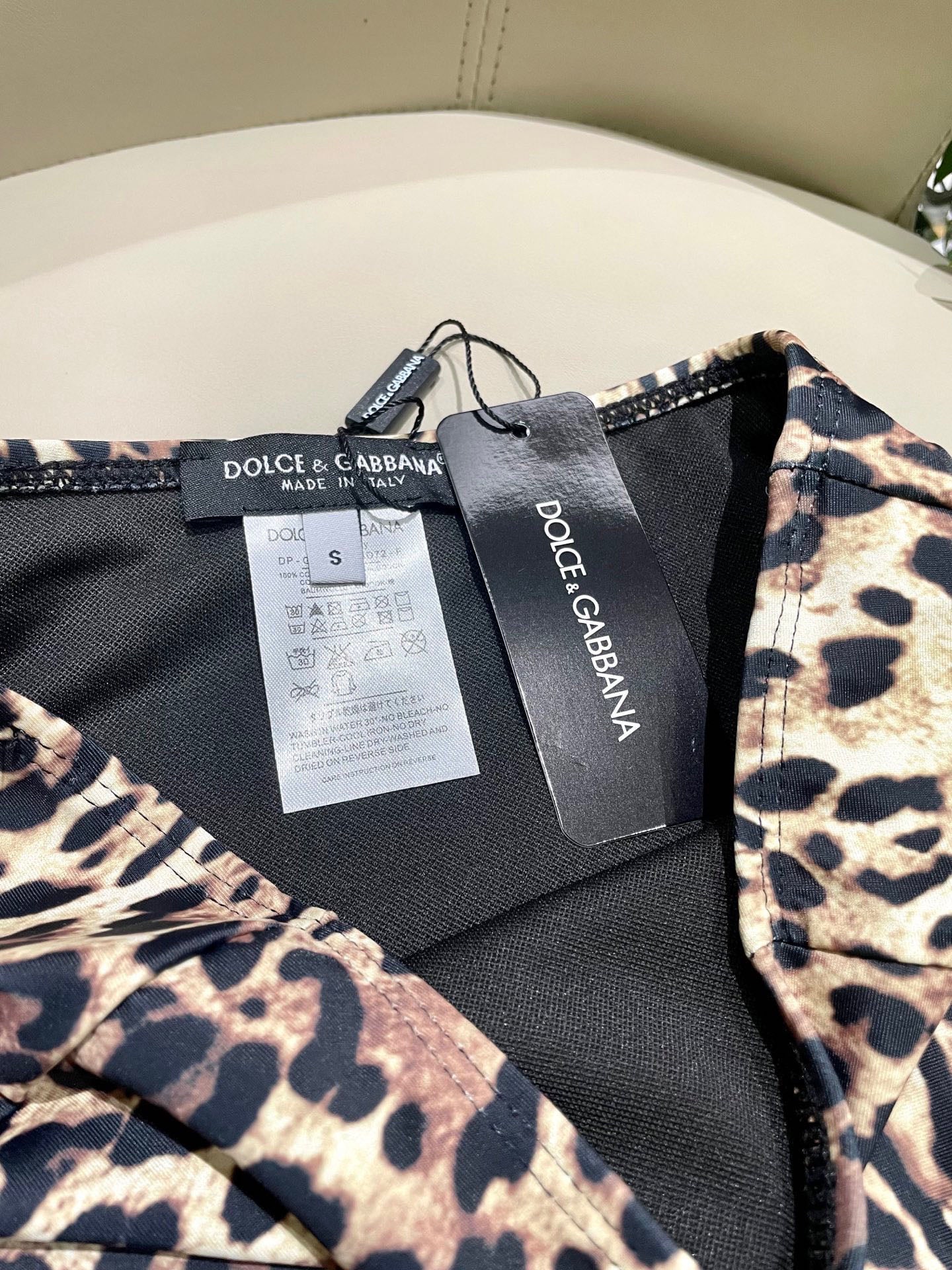 Fashionable leopard print swimsuit
