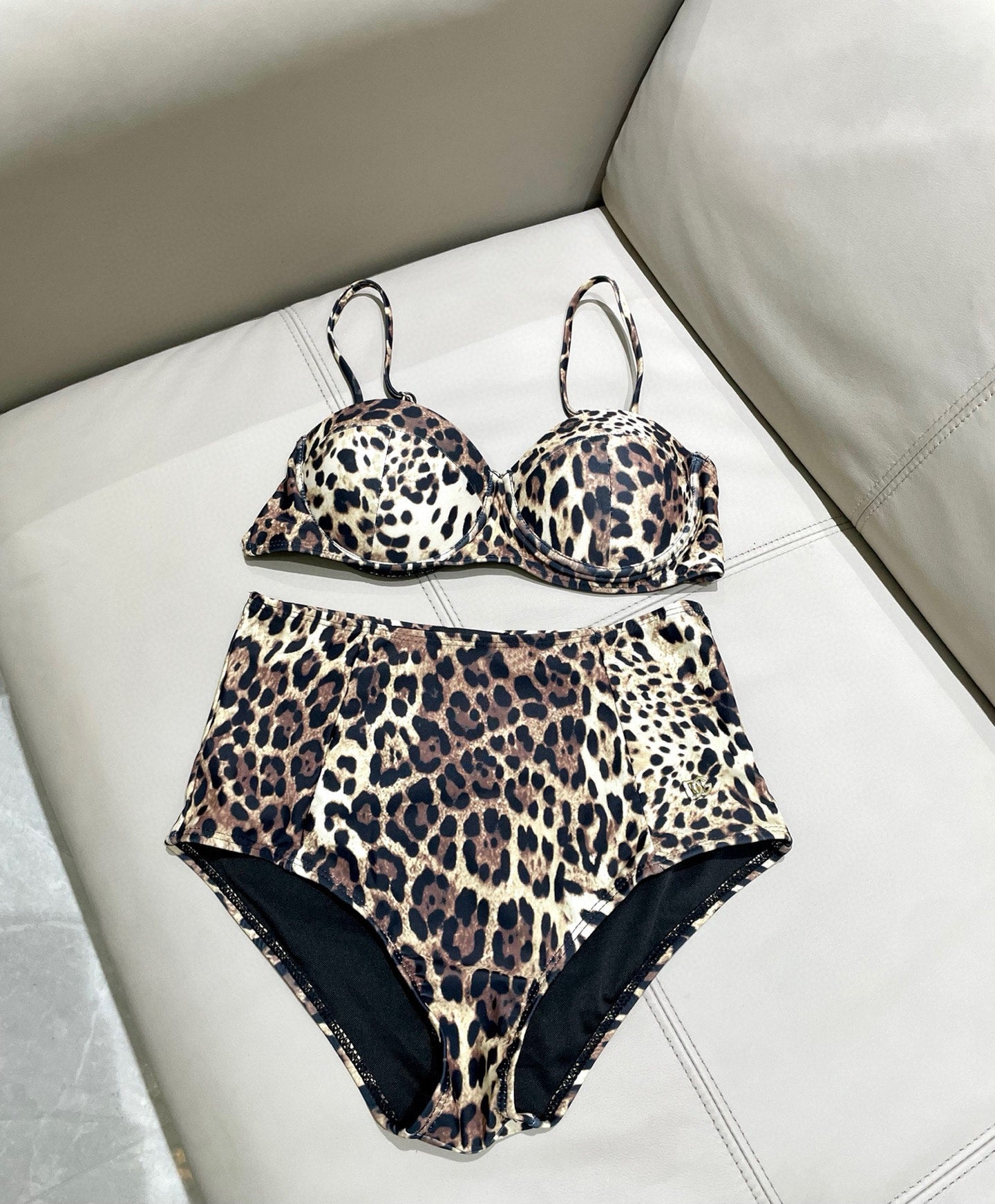 Fashionable leopard print swimsuit