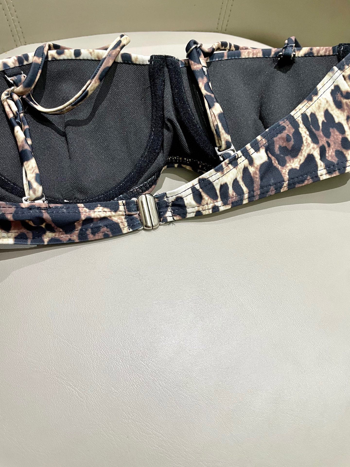 Fashionable leopard print swimsuit