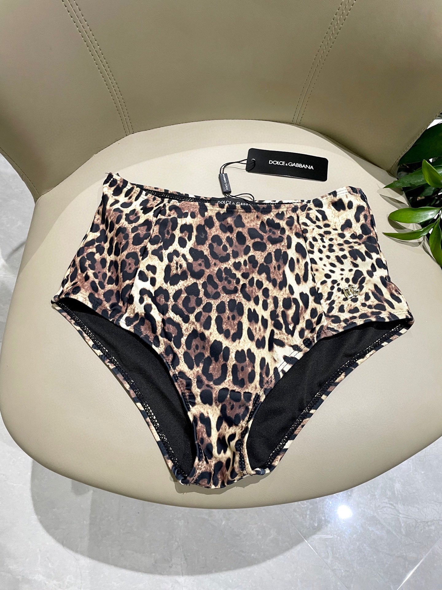 Fashionable leopard print swimsuit