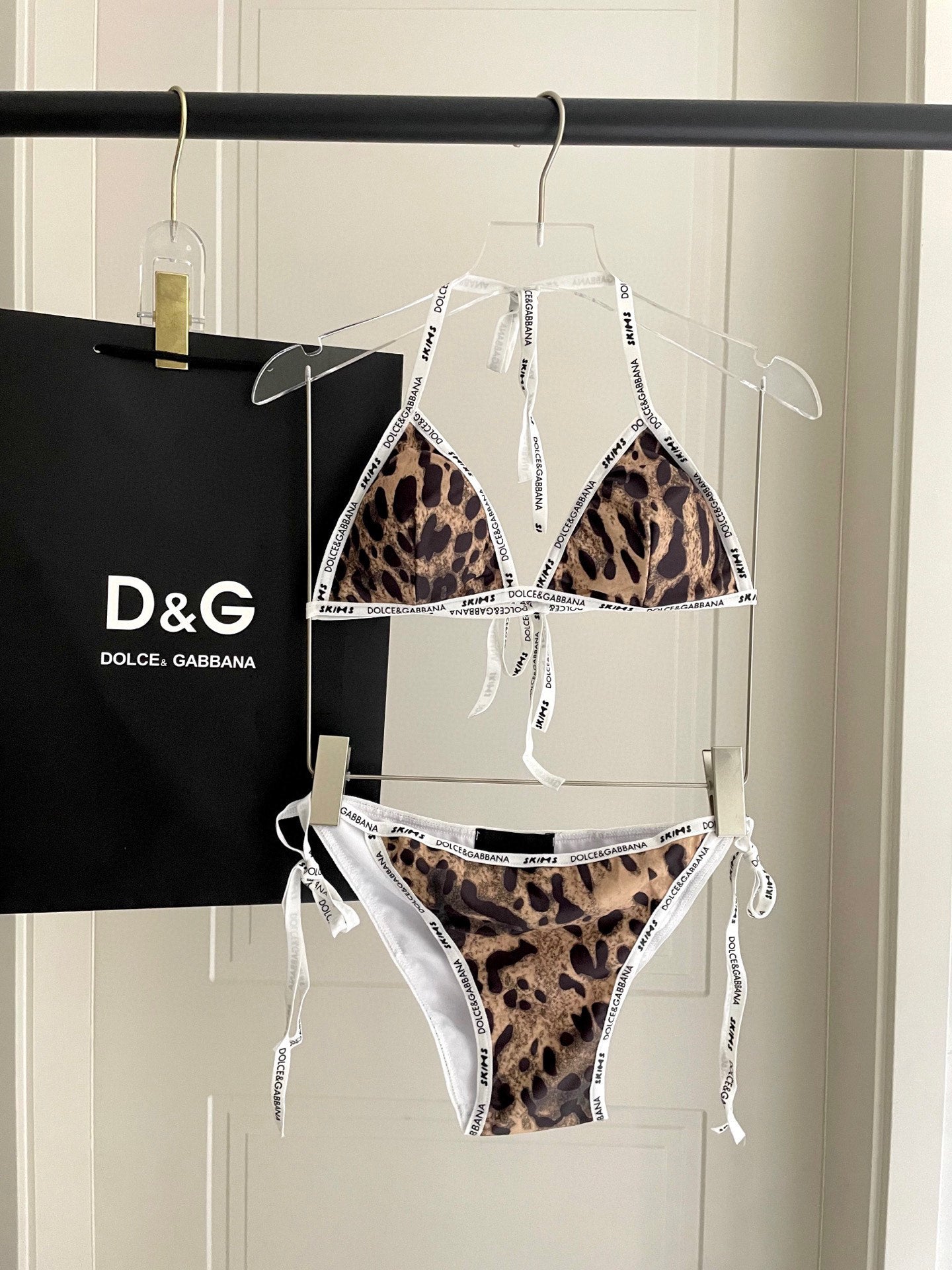 Fashionable leopard print bikini